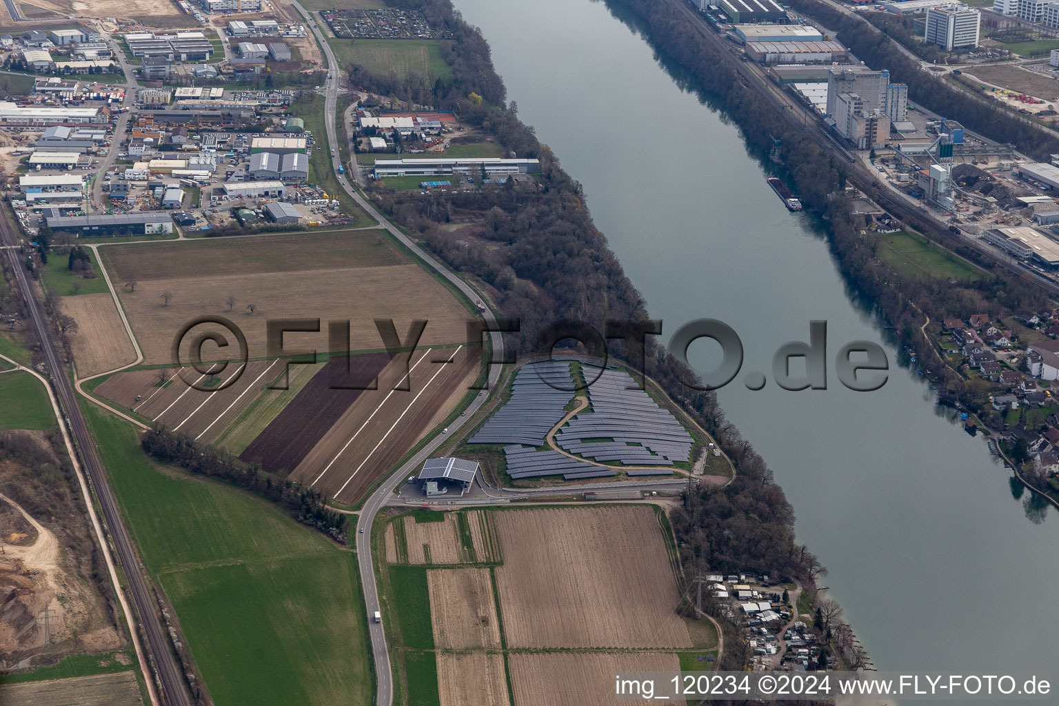 Vue aérienne de Centrale solaire à la tête de pont romaine Augusta Raurica à Rheinfelden dans le département Bade-Wurtemberg, Allemagne