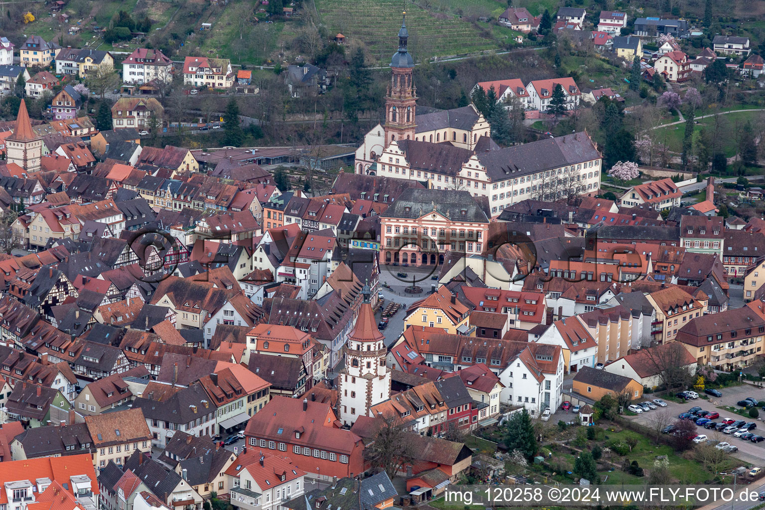 Vue aérienne de Église municipale de Saint-Marien derrière la mairie dans le vieux centre-ville du centre-ville à le quartier Einach in Gengenbach dans le département Bade-Wurtemberg, Allemagne