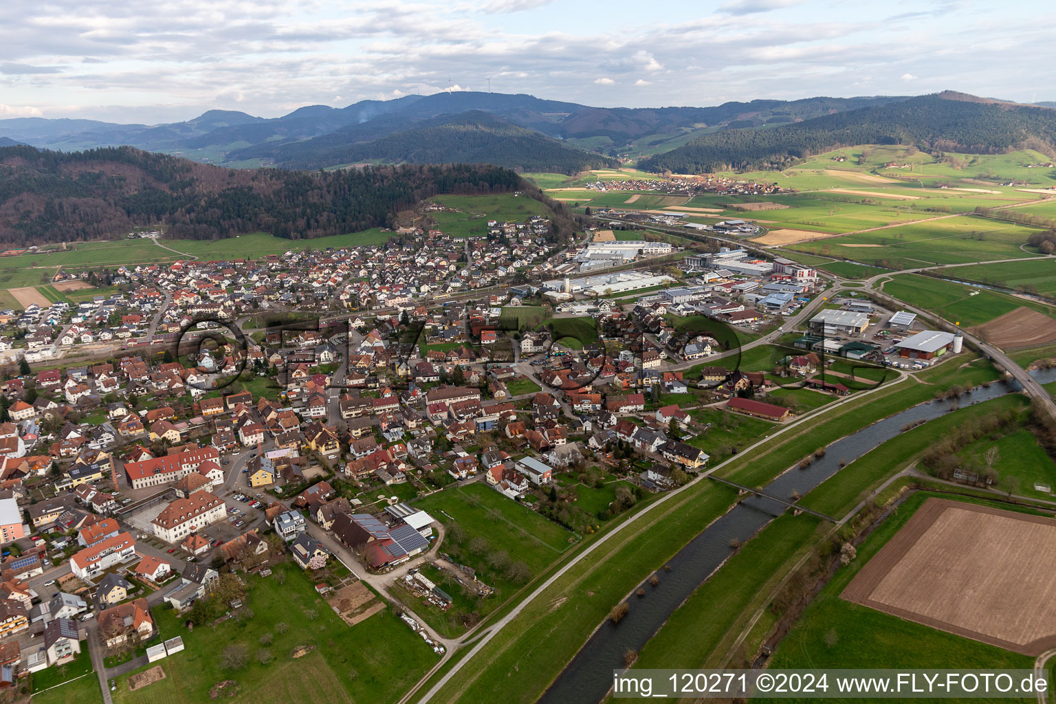 Vue aérienne de Zones riveraines de la Kinzig à le quartier Eisensprung in Biberach dans le département Bade-Wurtemberg, Allemagne