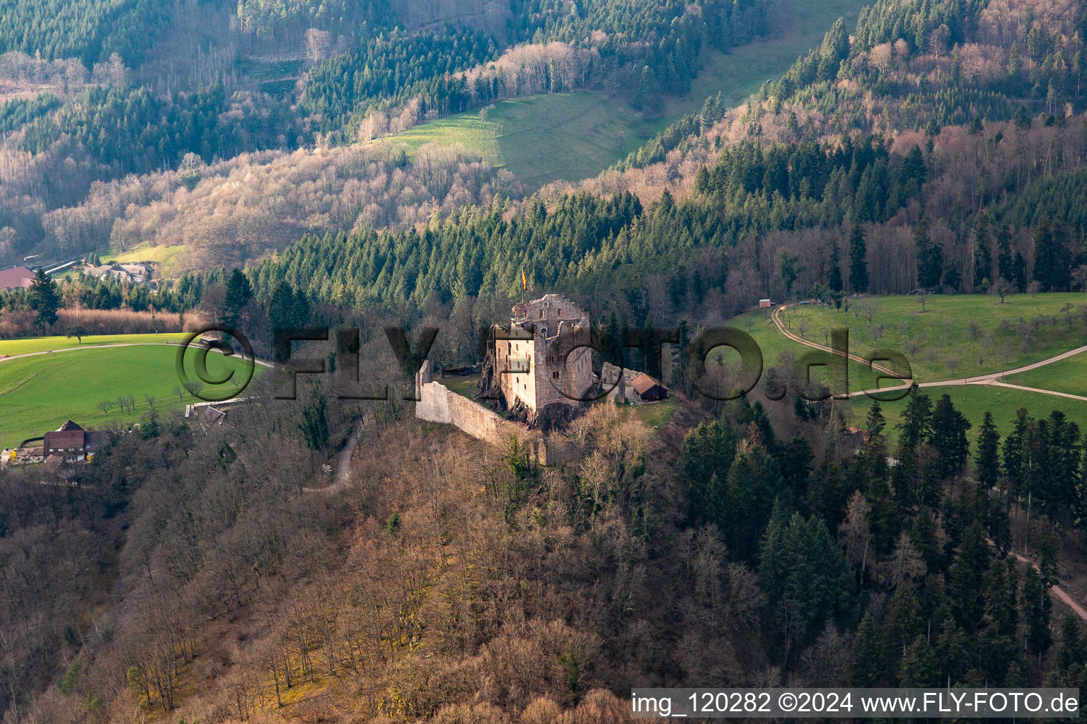 Vue aérienne de Château de Hohengeroldseck à Seelbach dans le département Bade-Wurtemberg, Allemagne