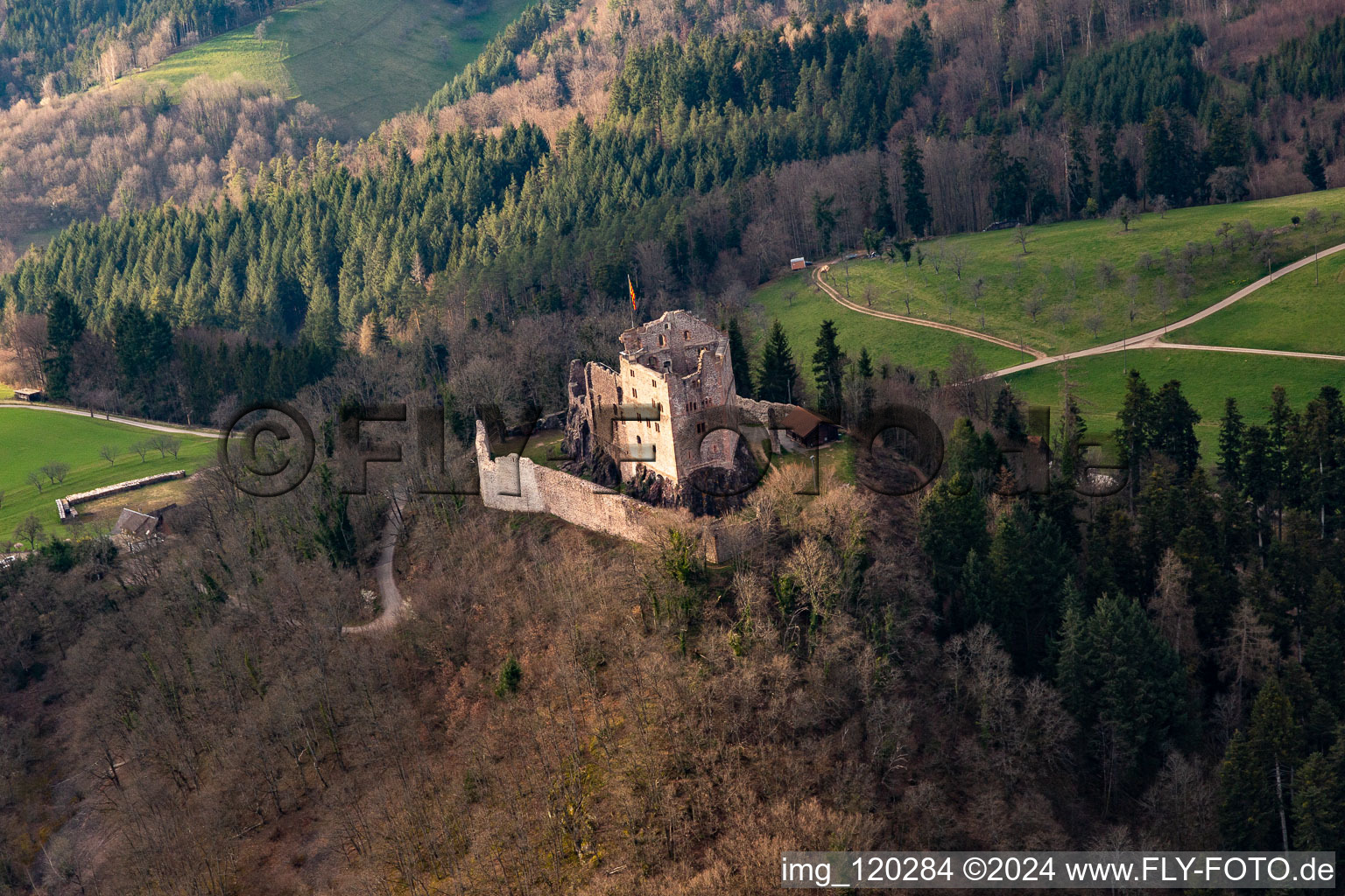 Vue aérienne de Ruines et vestiges des murs de l'ancien complexe du château et forteresse de Hohengeroldseck sur le Schloßberg à Seelbach dans le département Bade-Wurtemberg, Allemagne