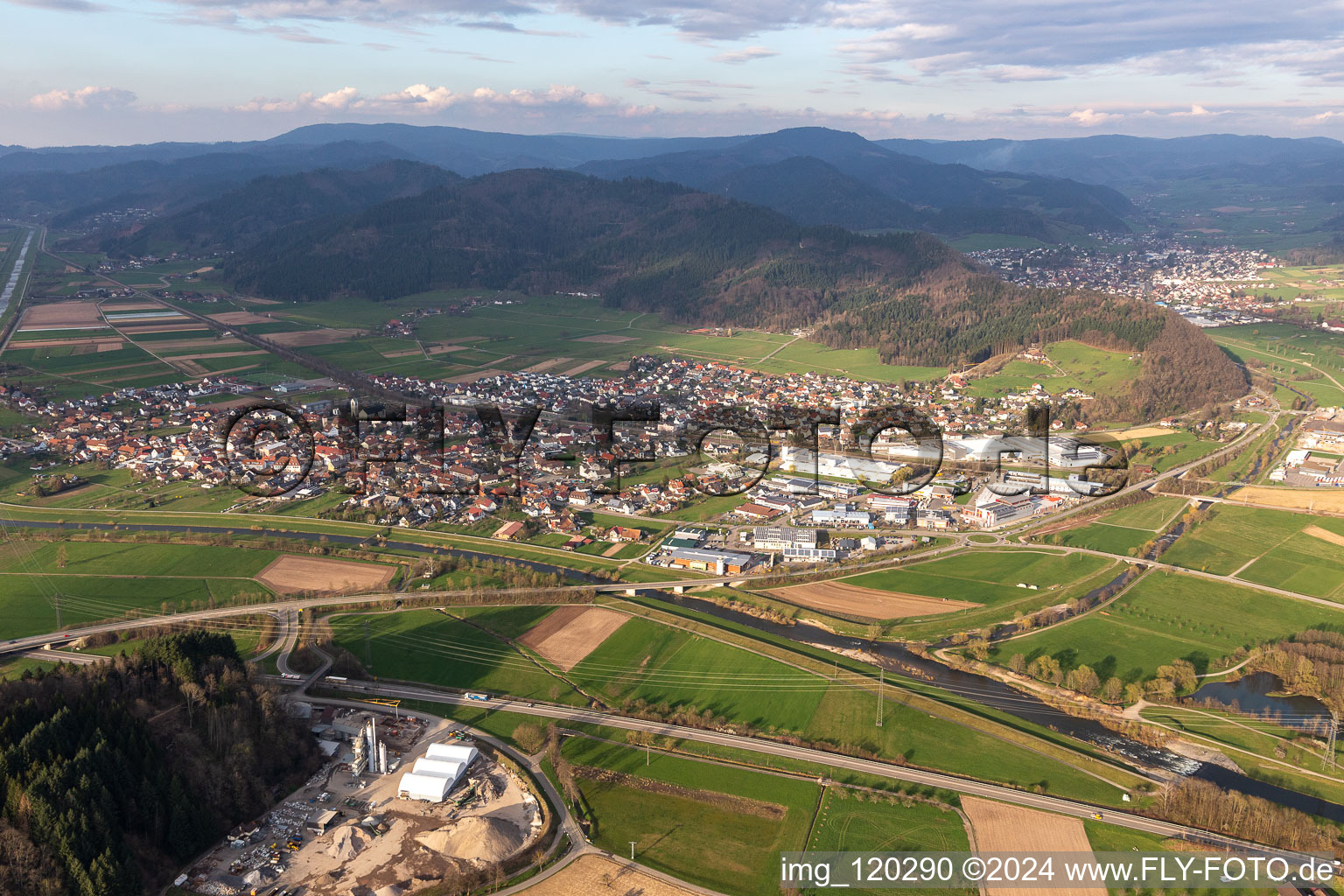 Vue aérienne de Zones riveraines de la Kinzig à le quartier Eisensprung in Biberach dans le département Bade-Wurtemberg, Allemagne