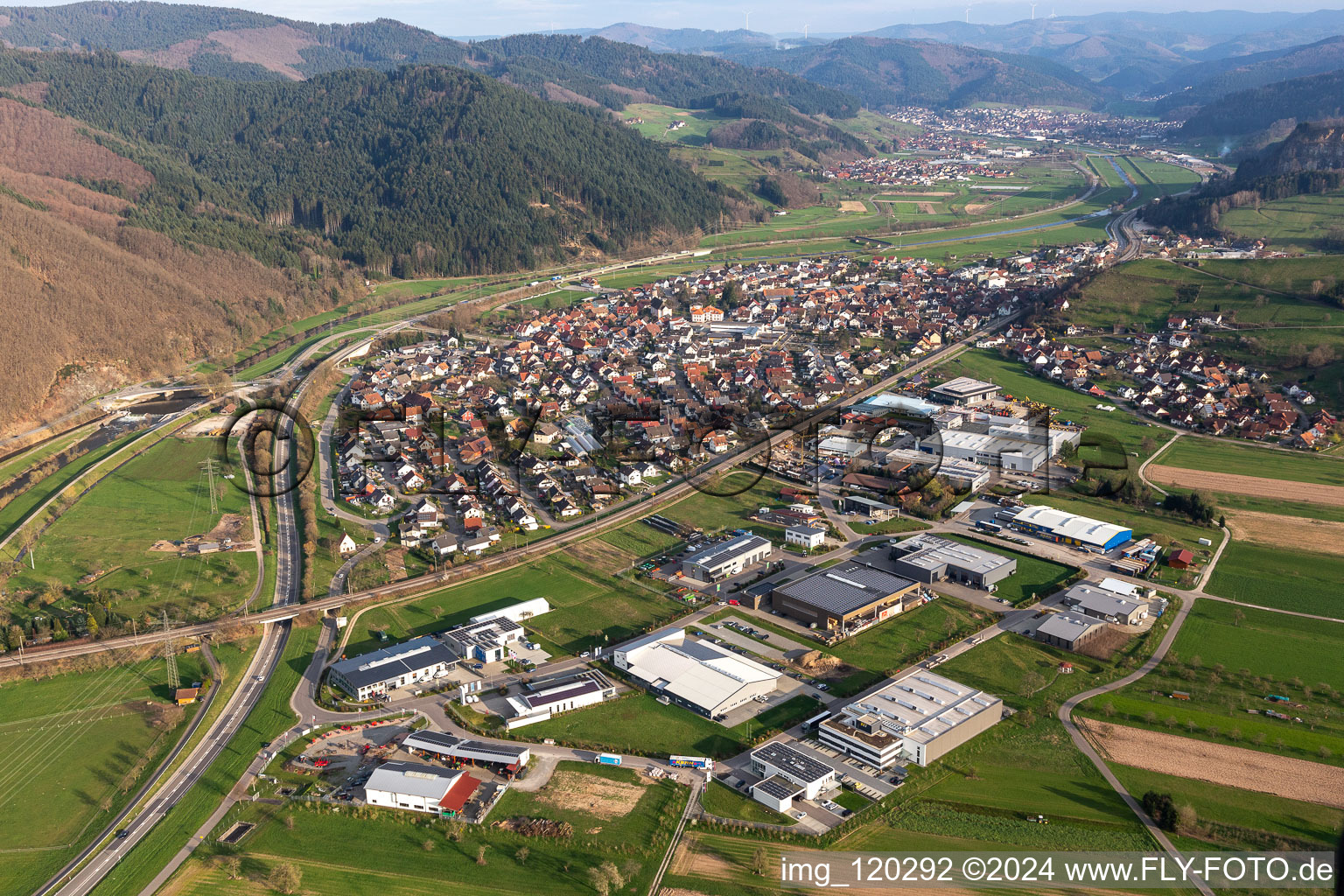 Vue aérienne de Le paysage de la vallée de la Kinzig entouré de montagnes à Steinach dans le département Bade-Wurtemberg, Allemagne