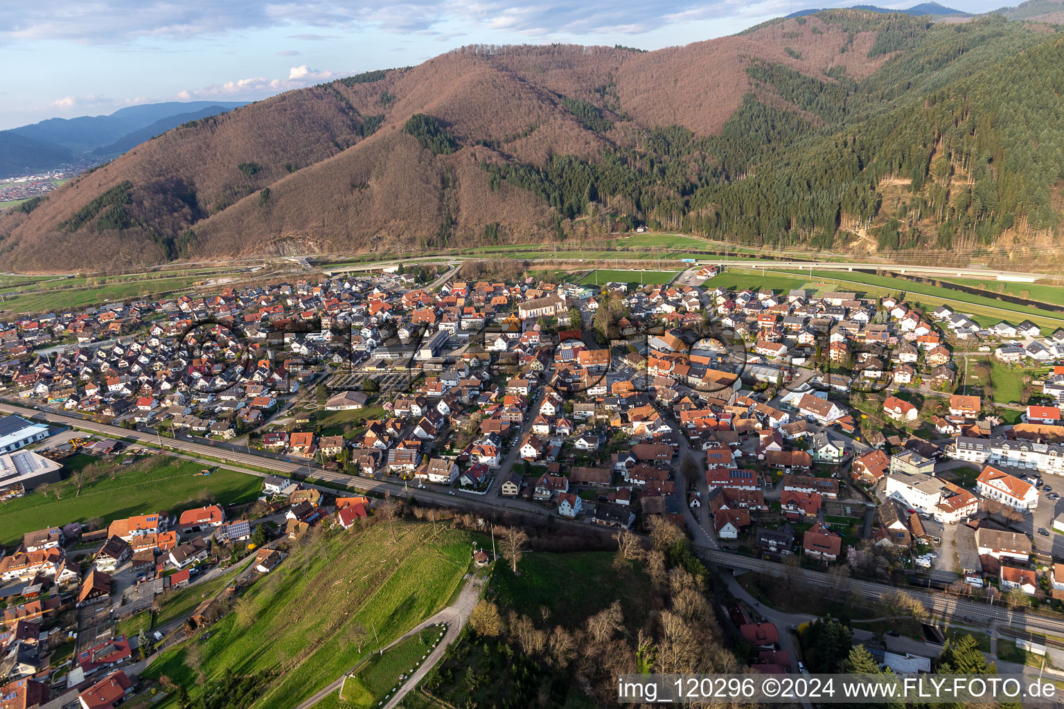 Vue aérienne de Le paysage de la vallée de la Kinzig entouré de montagnes à Steinach dans le département Bade-Wurtemberg, Allemagne