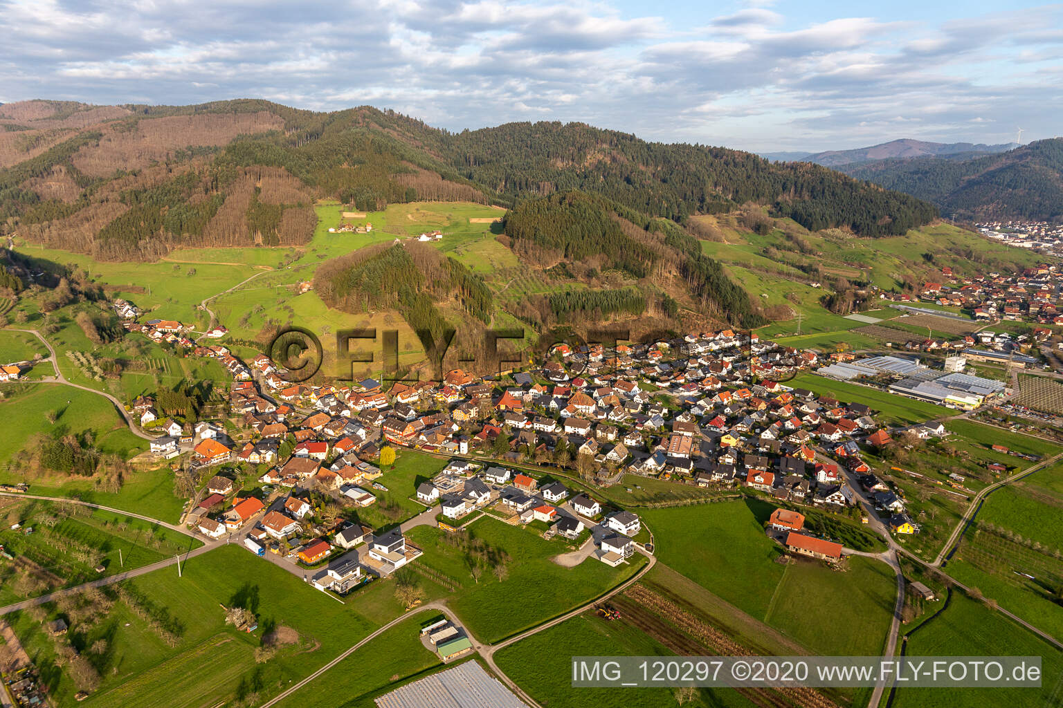 Vue aérienne de Des zones forestières et des zones forestières entourent la zone d'habitation du village de Bollenbach à Haslach im Kinzigtal dans le département Bade-Wurtemberg, Allemagne