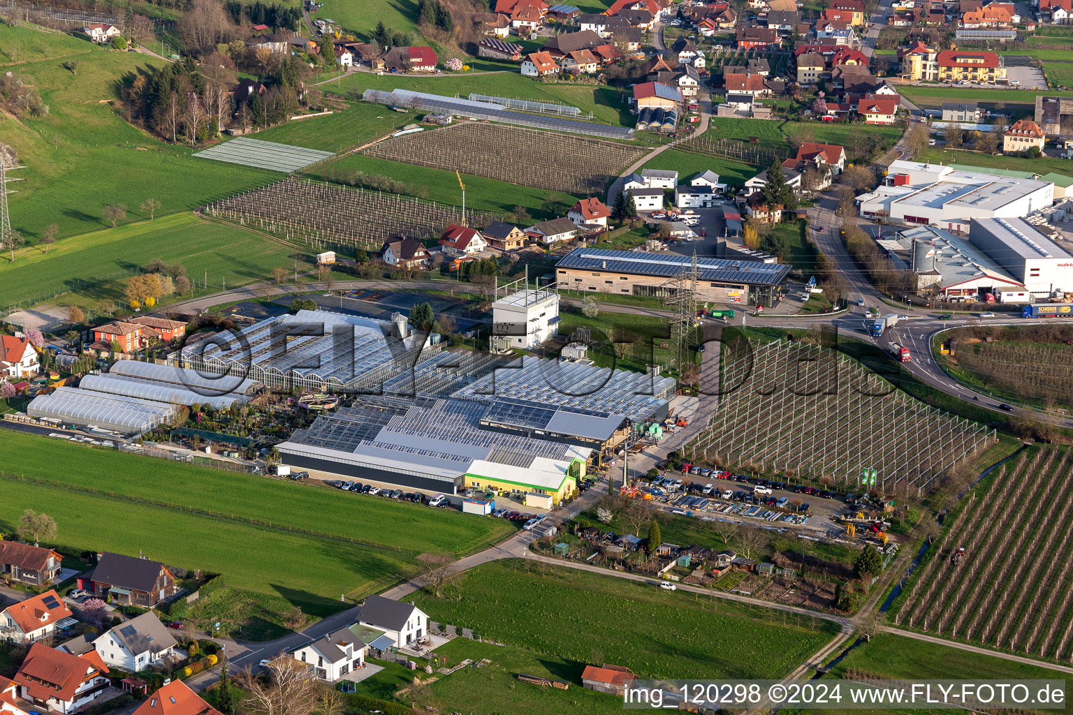 Vue aérienne de Zones de toit en verre dans les rangées de serres pour la culture de fleurs chez Göppert Gartencenter GmbH à le quartier Bollenbach in Haslach im Kinzigtal dans le département Bade-Wurtemberg, Allemagne