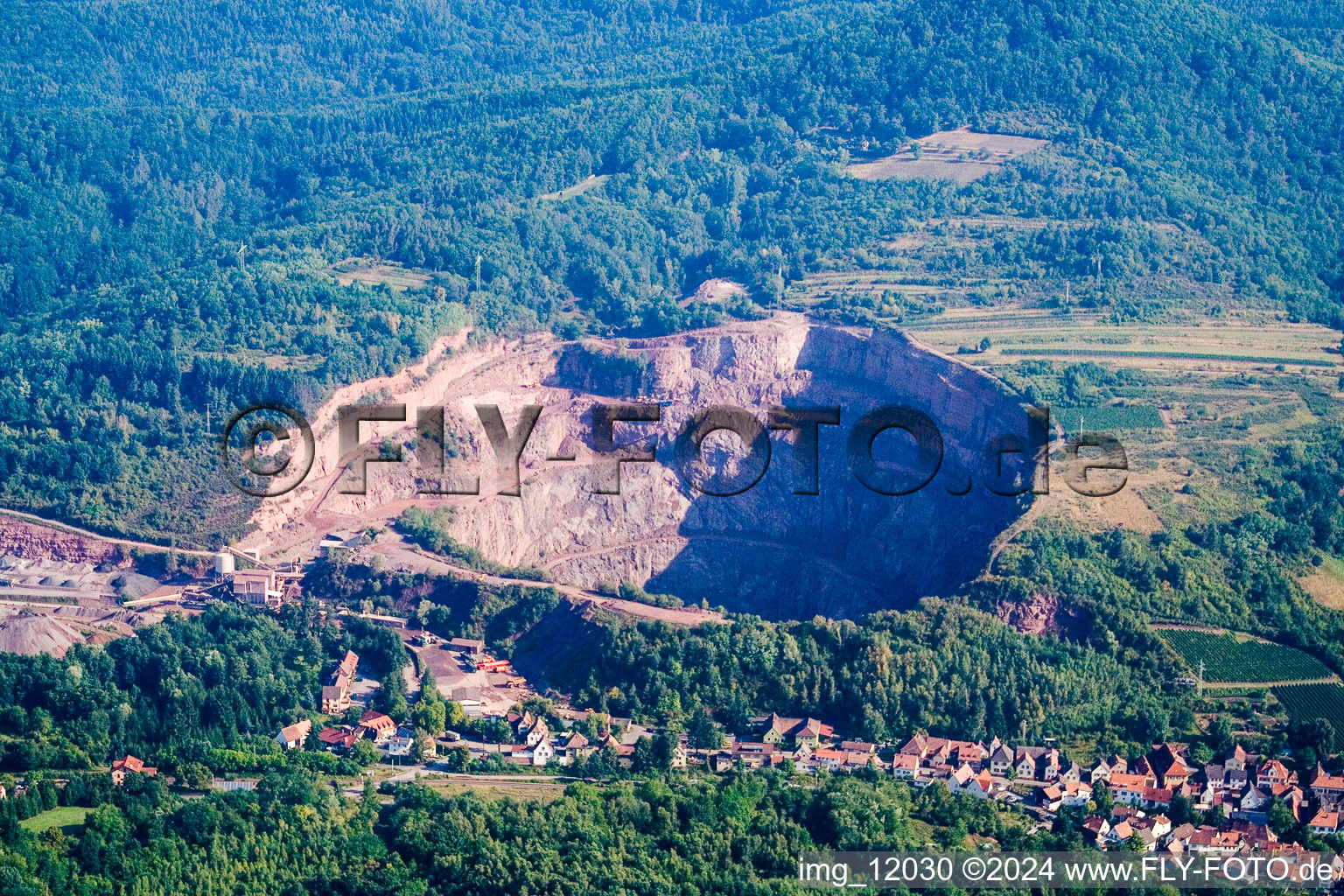 Albersweiler dans le département Rhénanie-Palatinat, Allemagne du point de vue du drone