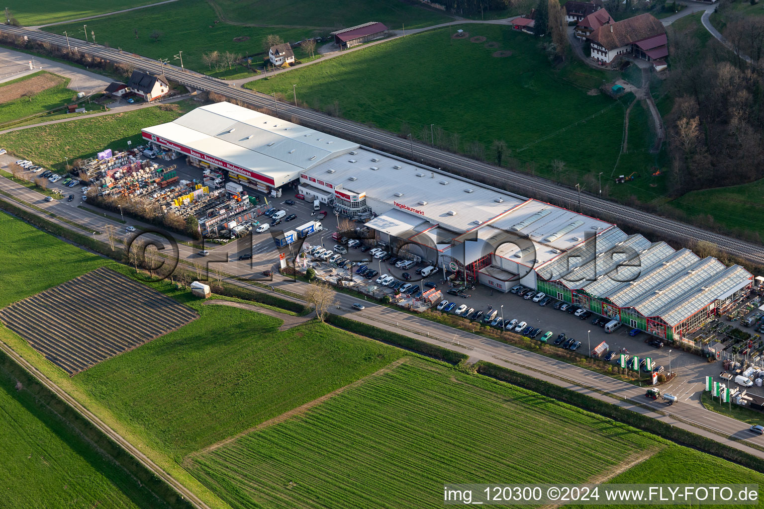 Vue aérienne de Quincaillerie hagebaumarkt Steinach à Steinach dans le département Bade-Wurtemberg, Allemagne