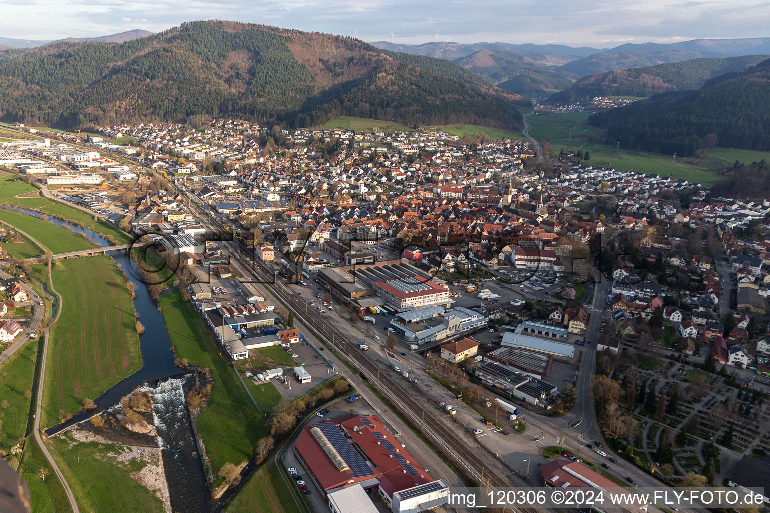 Vue aérienne de Haslach im Kinzigtal dans le département Bade-Wurtemberg, Allemagne