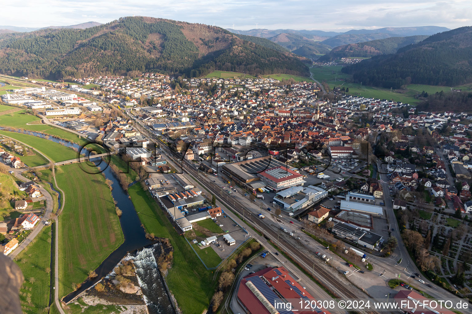 Vue aérienne de Zone des berges de la rivière Kinzig à Haslach im Kinzigtal dans le département Bade-Wurtemberg, Allemagne