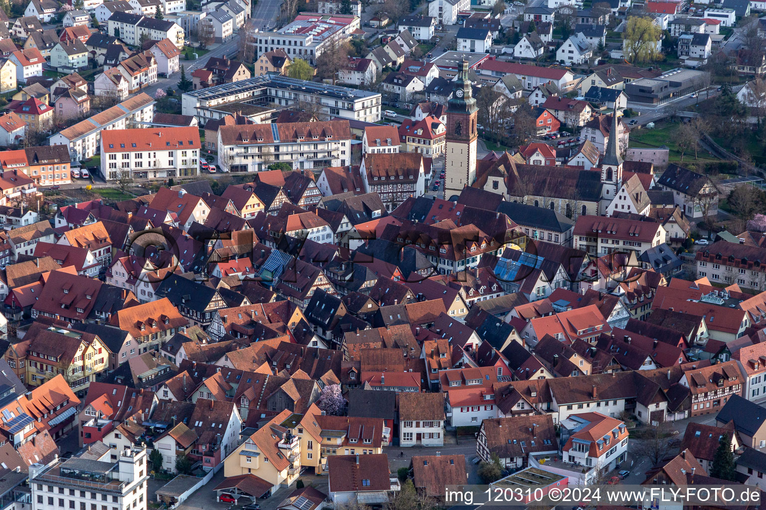 Vue aérienne de Vieille ville et centre-ville à Haslach im Kinzigtal dans le département Bade-Wurtemberg, Allemagne