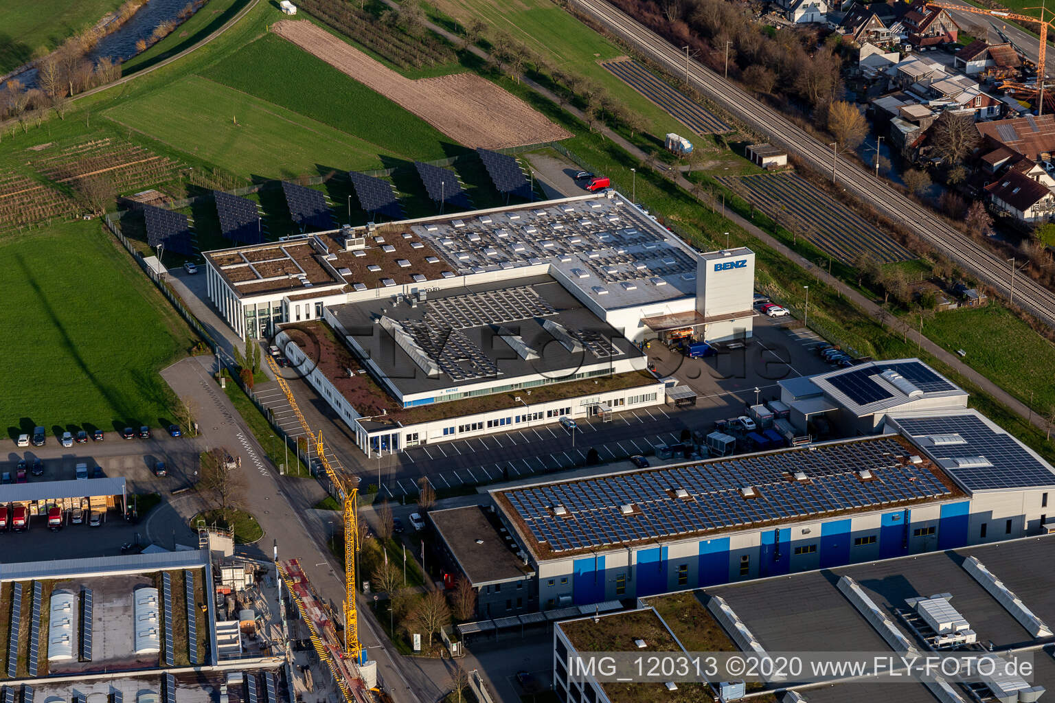Vue aérienne de Locaux de l'entreprise BENZ GmbH Werkzeugsysteme avec halls, bâtiments d'entreprise et installations de production à Haslach im Kinzigtal dans le département Bade-Wurtemberg, Allemagne