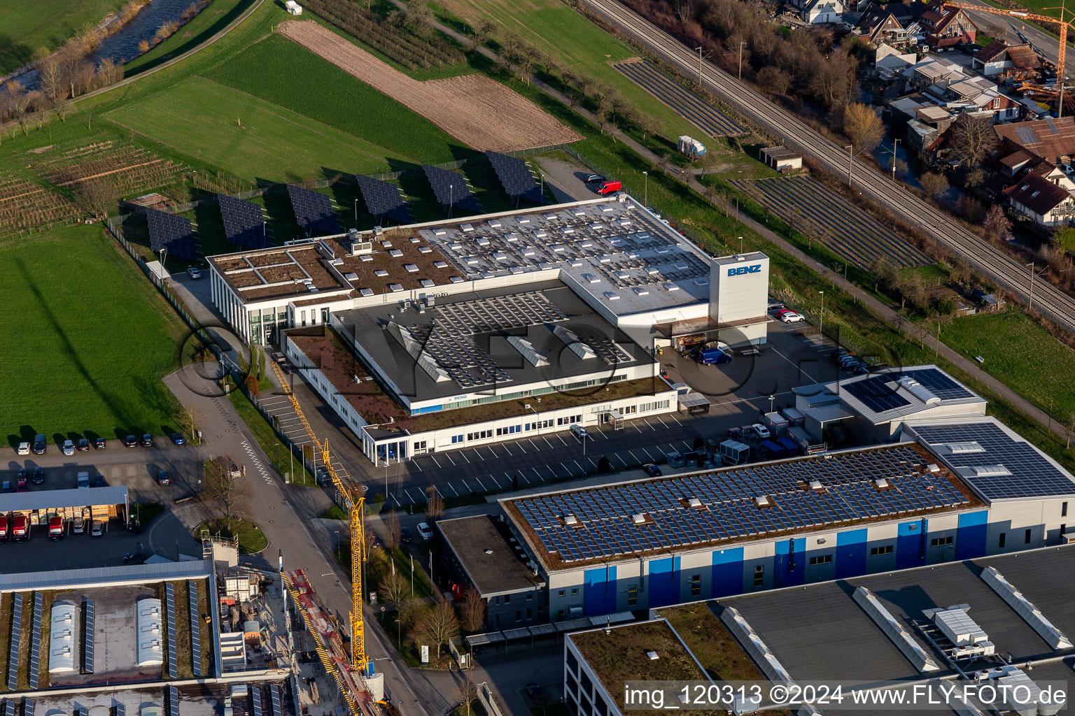 Vue aérienne de Locaux de l'entreprise BENZ GmbH Werkzeugsysteme avec halls, bâtiments d'entreprise et installations de production à Haslach im Kinzigtal dans le département Bade-Wurtemberg, Allemagne