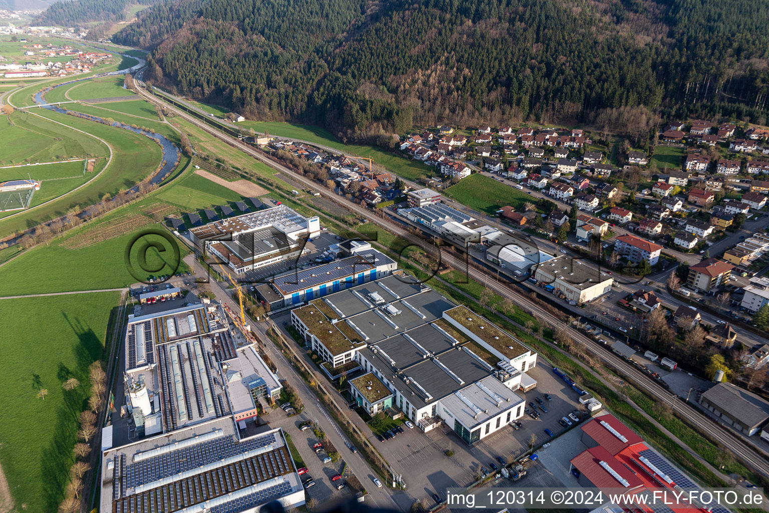 Vue aérienne de Locaux de l'entreprise Foboha (Allemagne) GmbH avec halls, bâtiments d'entreprise et installations de production à Haslach im Kinzigtal dans le département Bade-Wurtemberg, Allemagne