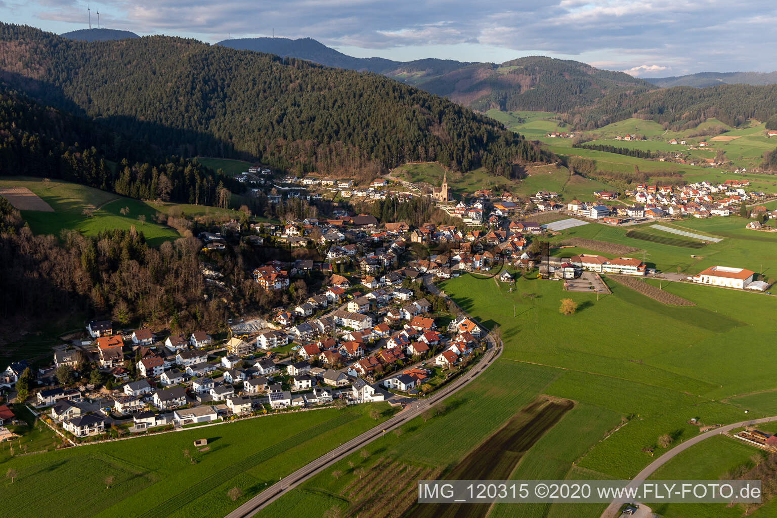 Vue aérienne de Des zones forestières et des zones forestières entourent la zone d'habitation du village à Fischerbach dans le département Bade-Wurtemberg, Allemagne