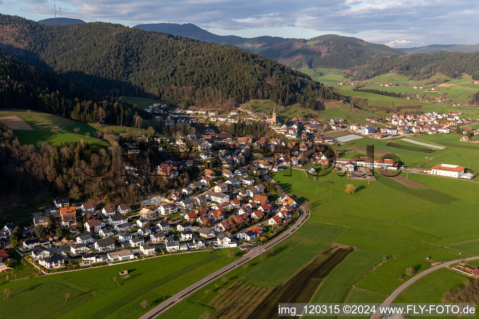 Vue aérienne de Des zones forestières et des zones forestières entourent la zone d'habitation du village à Fischerbach dans le département Bade-Wurtemberg, Allemagne