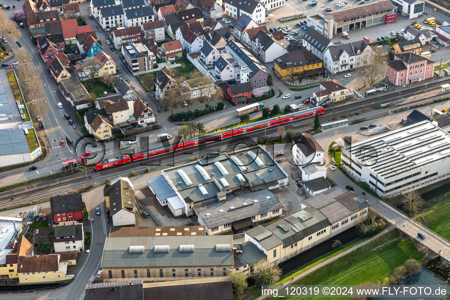 Vue aérienne de Zone commerciale et implantation d'entreprises sur le canal commercial et la gare à Haslach im Kinzigtal dans le département Bade-Wurtemberg, Allemagne