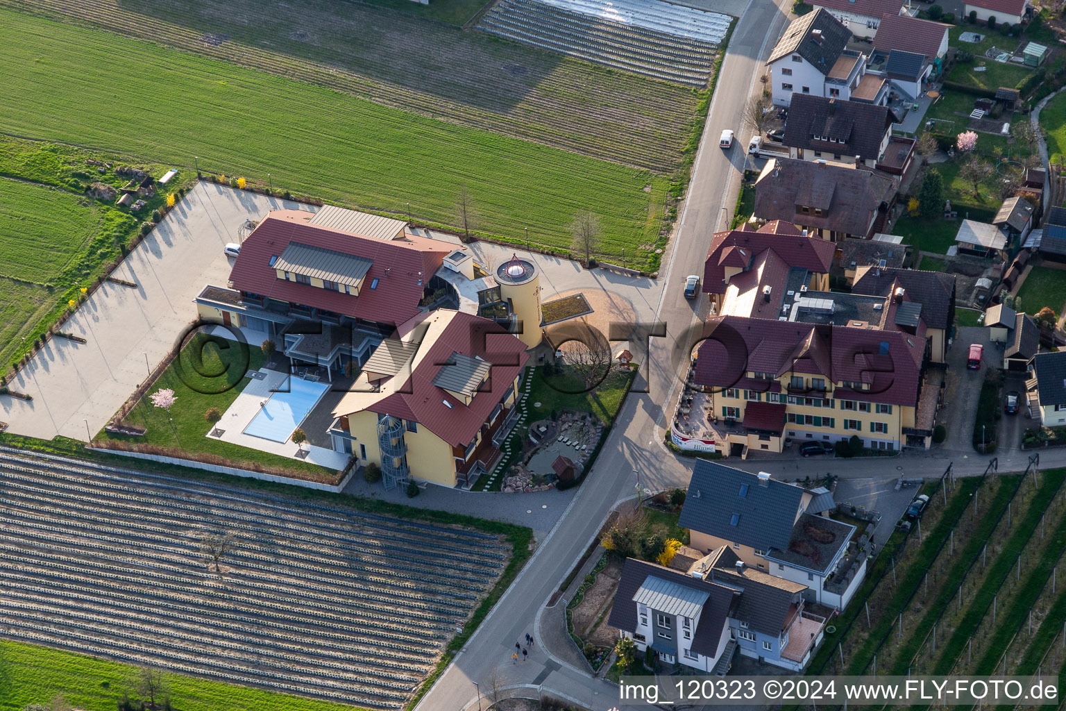 Vue oblique de Hôtel Gasthaus Mosers Blume dans le quartier de Bollenbach à Haslach im Kinzigtal dans le département Bade-Wurtemberg, Allemagne