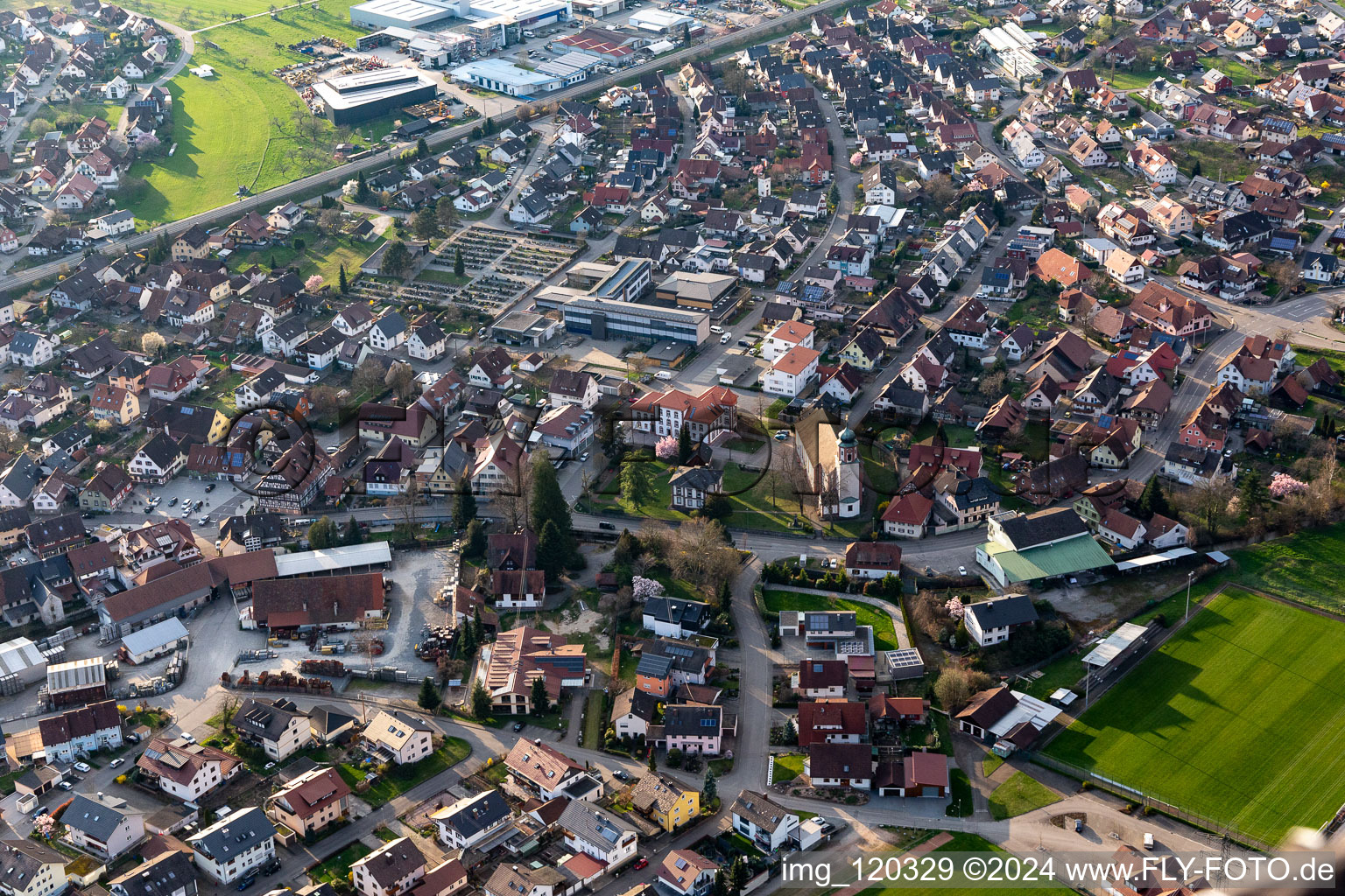 Vue aérienne de Église paroissiale Sainte-Croix à Steinach dans le département Bade-Wurtemberg, Allemagne