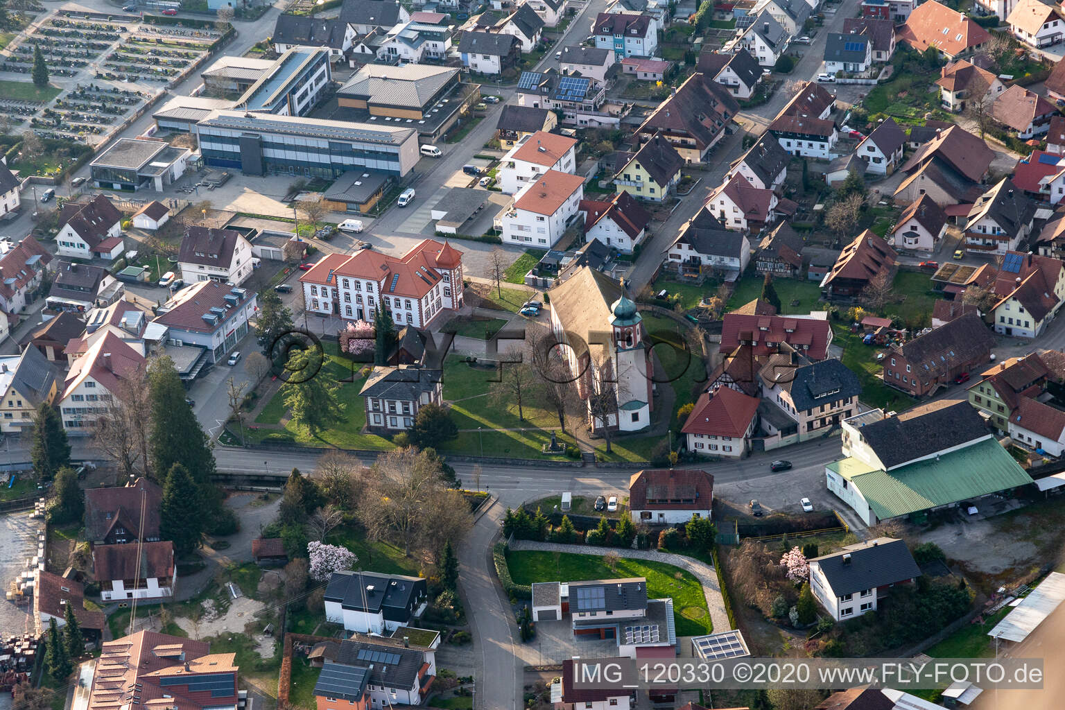 Vue aérienne de Église paroissiale Sainte-Croix à Steinach dans le département Bade-Wurtemberg, Allemagne