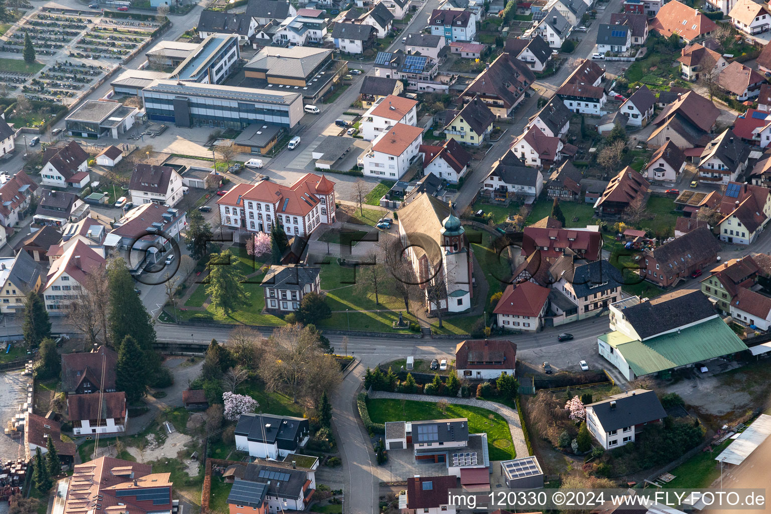 Vue aérienne de Église paroissiale Sainte-Croix à Steinach dans le département Bade-Wurtemberg, Allemagne