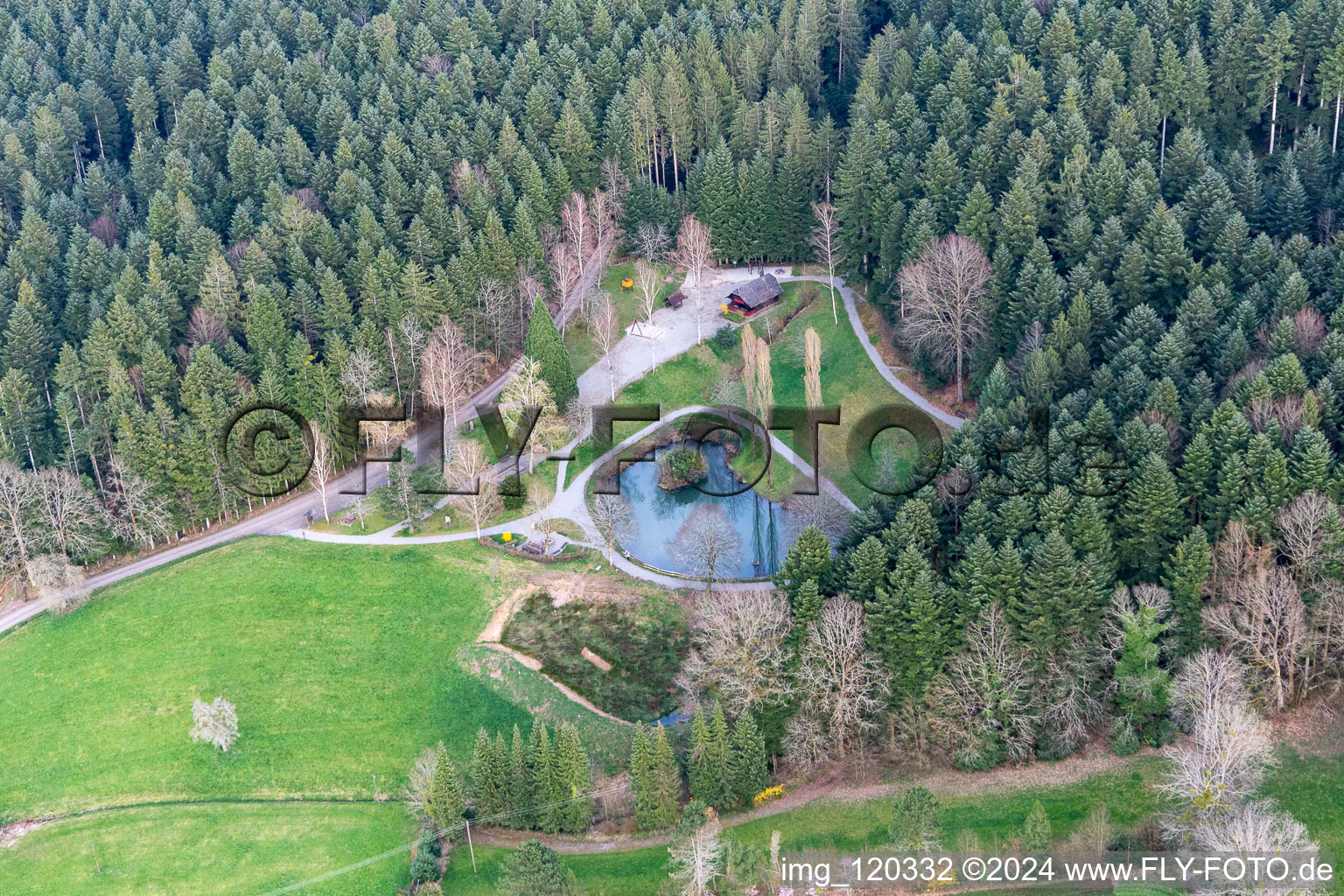 Vue aérienne de Zone de loisirs locale de Gehrmatt à le quartier Unterentersbach in Zell am Harmersbach dans le département Bade-Wurtemberg, Allemagne