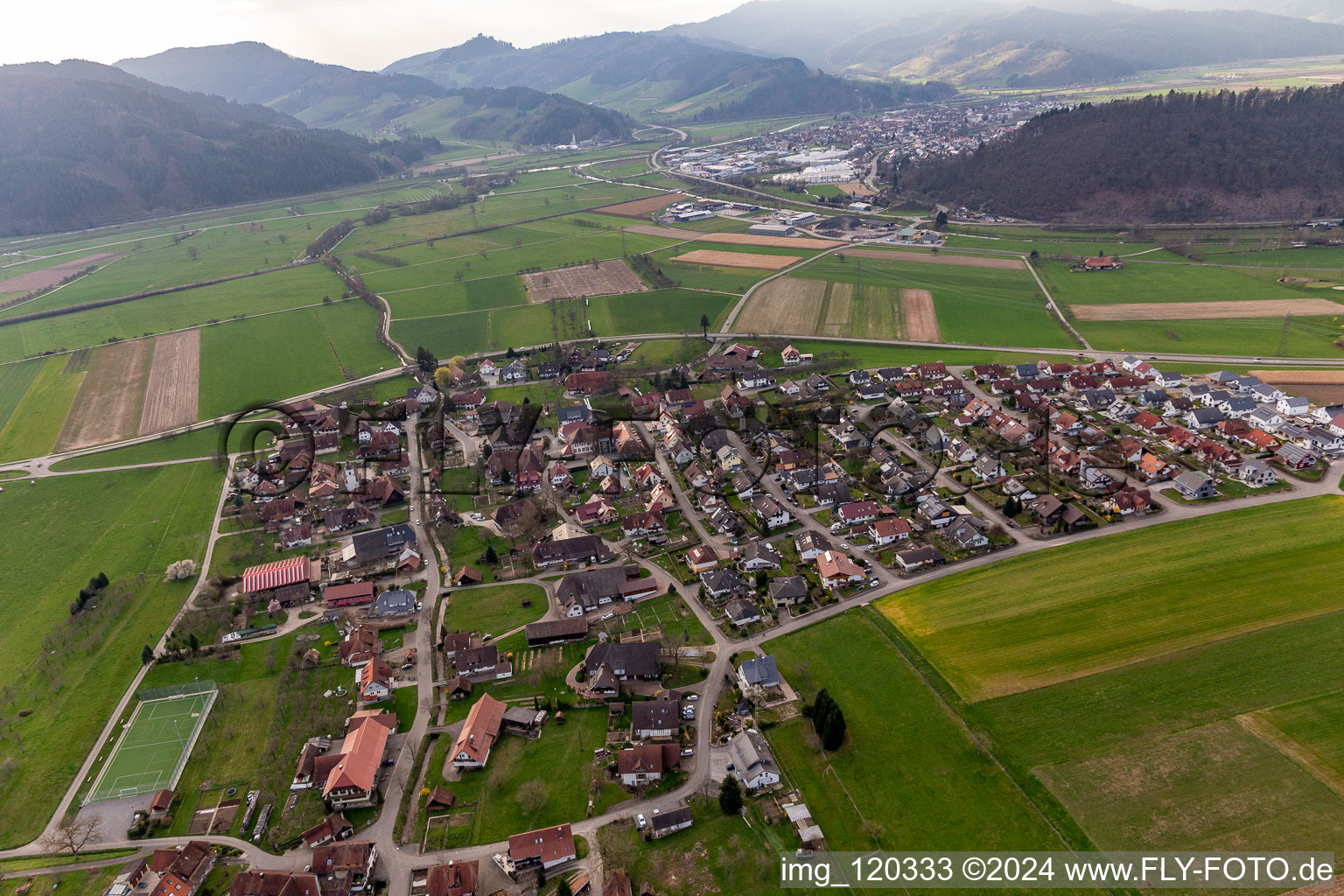 Vue aérienne de Quartier Unterentersbach in Zell am Harmersbach dans le département Bade-Wurtemberg, Allemagne