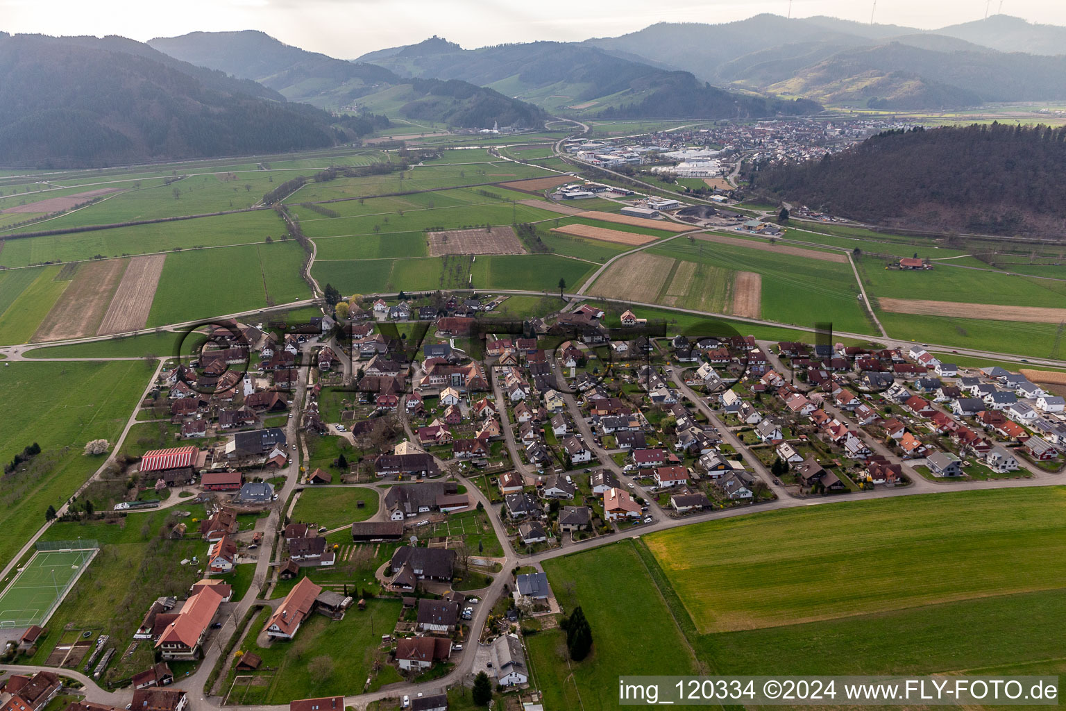 Vue aérienne de Quartier Unterentersbach in Zell am Harmersbach dans le département Bade-Wurtemberg, Allemagne