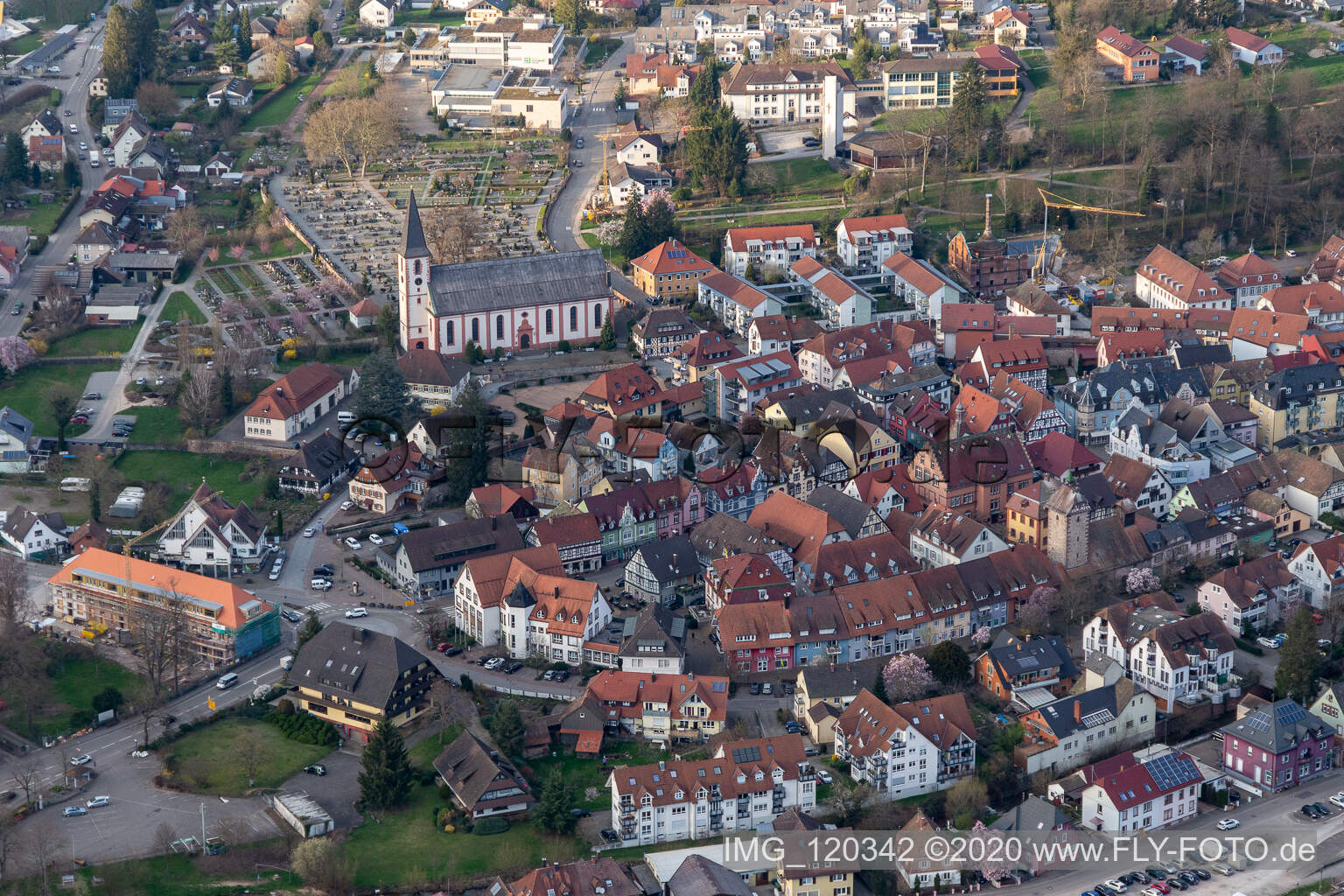 Vue aérienne de Vieille ville et centre-ville à Zell am Harmersbach dans le département Bade-Wurtemberg, Allemagne