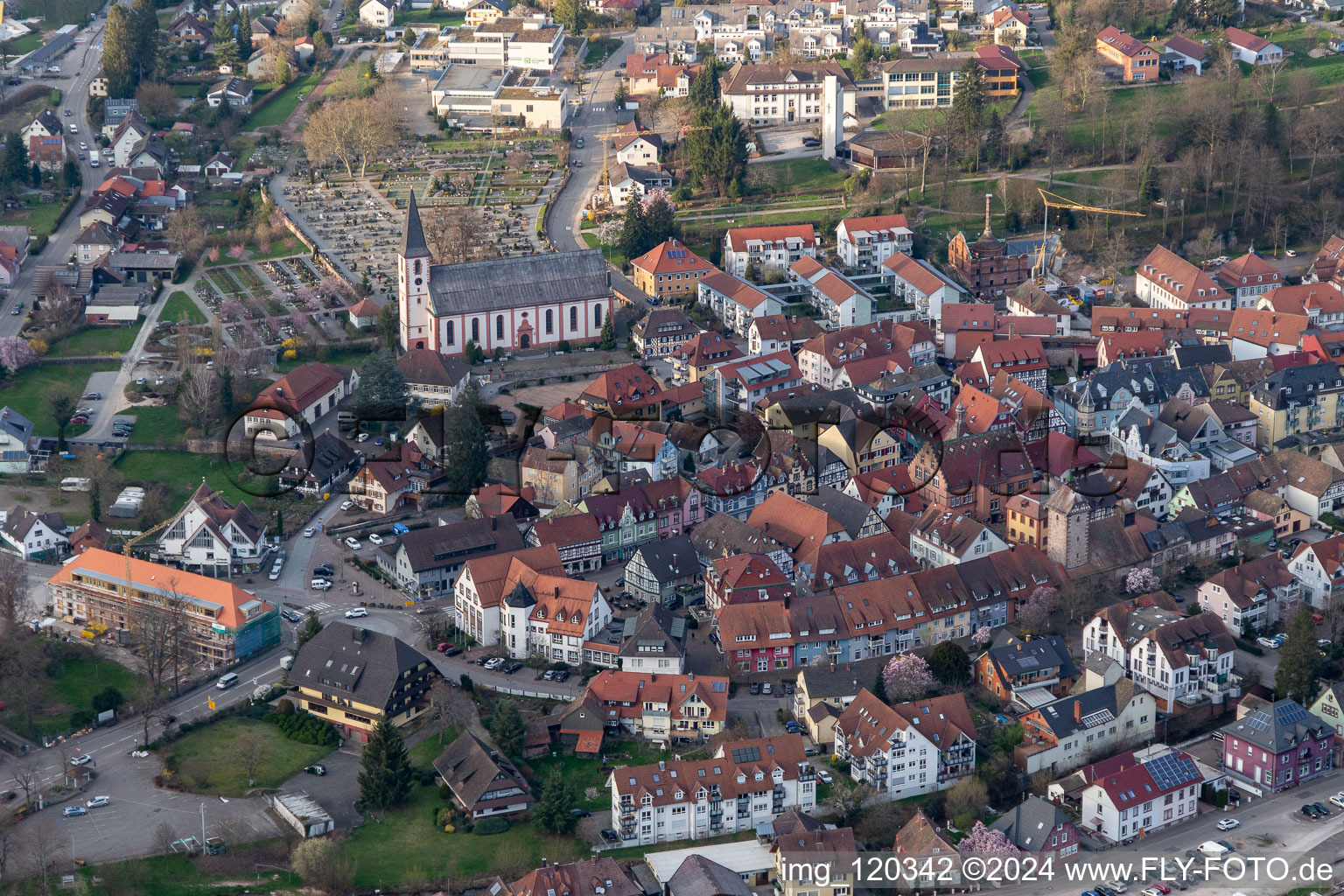 Vue aérienne de Vieille ville et centre-ville à Zell am Harmersbach dans le département Bade-Wurtemberg, Allemagne