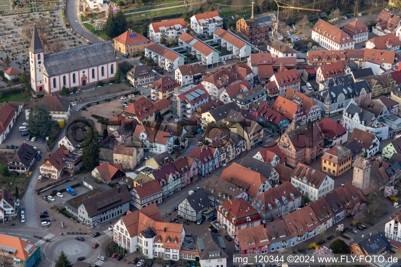 Vue aérienne de Vieille ville et centre-ville à Zell am Harmersbach dans le département Bade-Wurtemberg, Allemagne