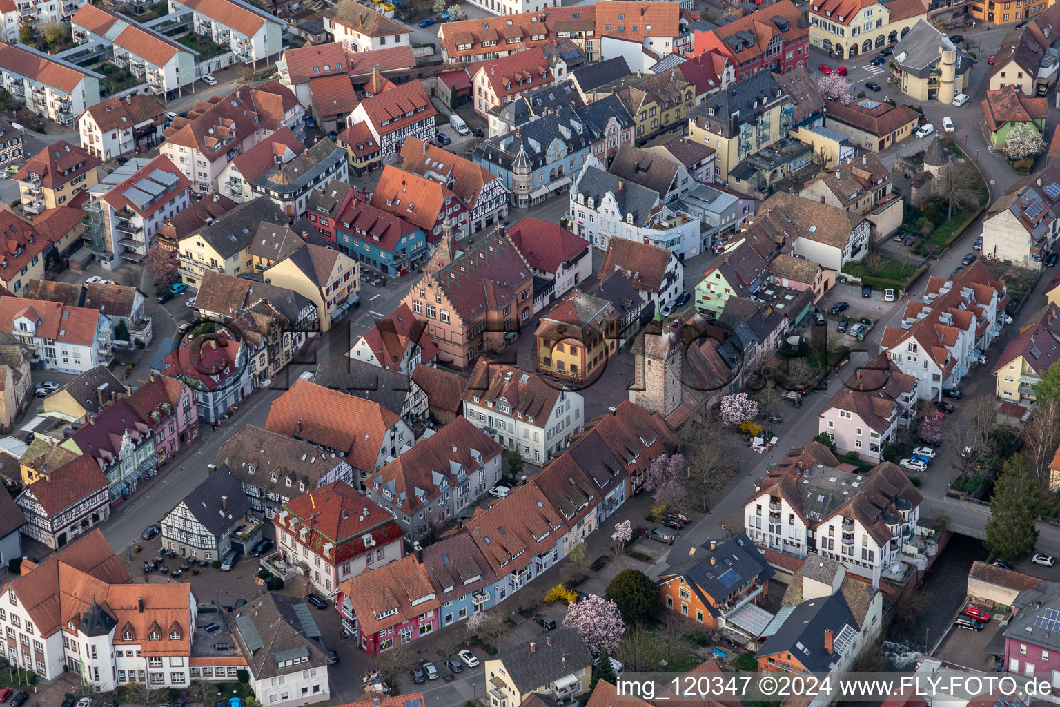 Vue aérienne de Centre vieille ville à Zell am Harmersbach dans le département Bade-Wurtemberg, Allemagne