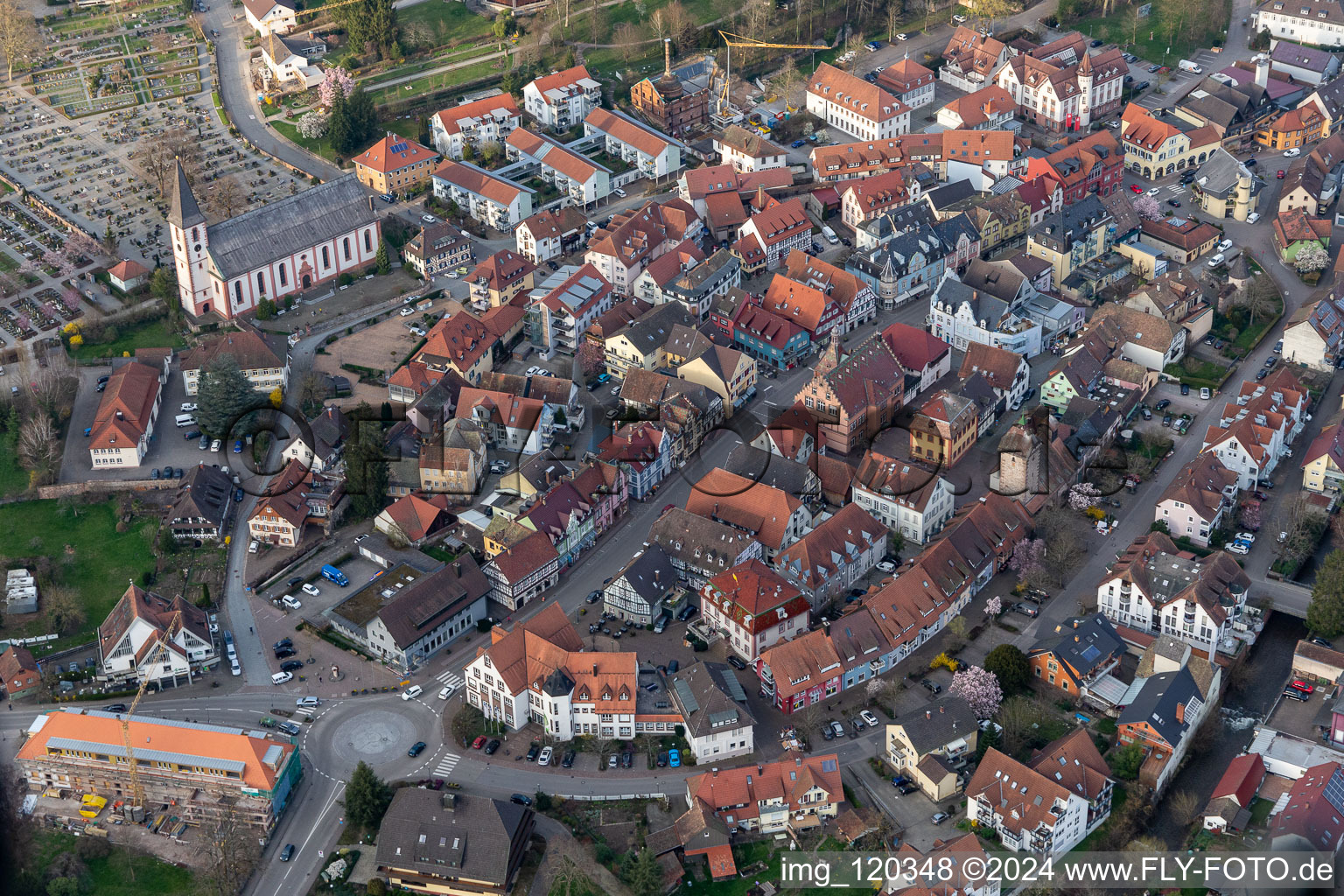 Photographie aérienne de Vieille ville et centre-ville à Zell am Harmersbach dans le département Bade-Wurtemberg, Allemagne