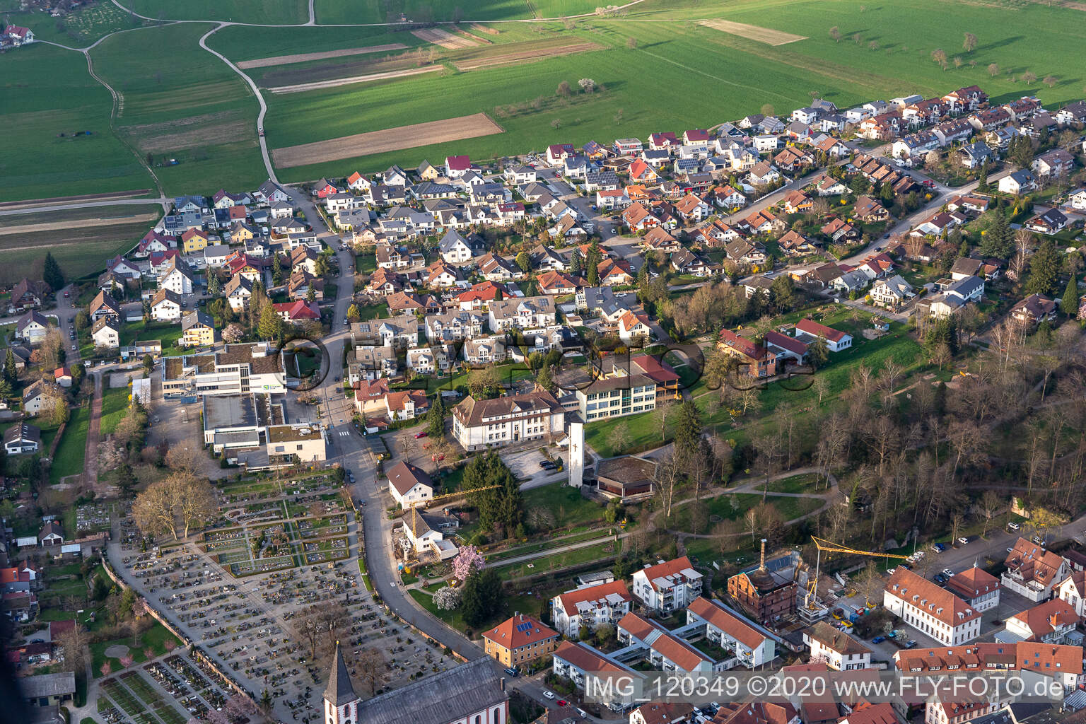 Vue oblique de Zell am Harmersbach dans le département Bade-Wurtemberg, Allemagne