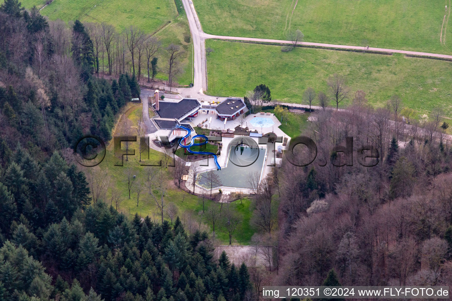 Vue aérienne de Piscine terrasse forestière à Biberach dans le département Bade-Wurtemberg, Allemagne