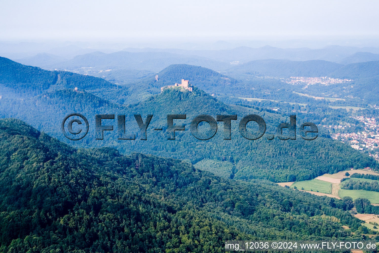 Vue oblique de Château de Trifels à Annweiler am Trifels dans le département Rhénanie-Palatinat, Allemagne