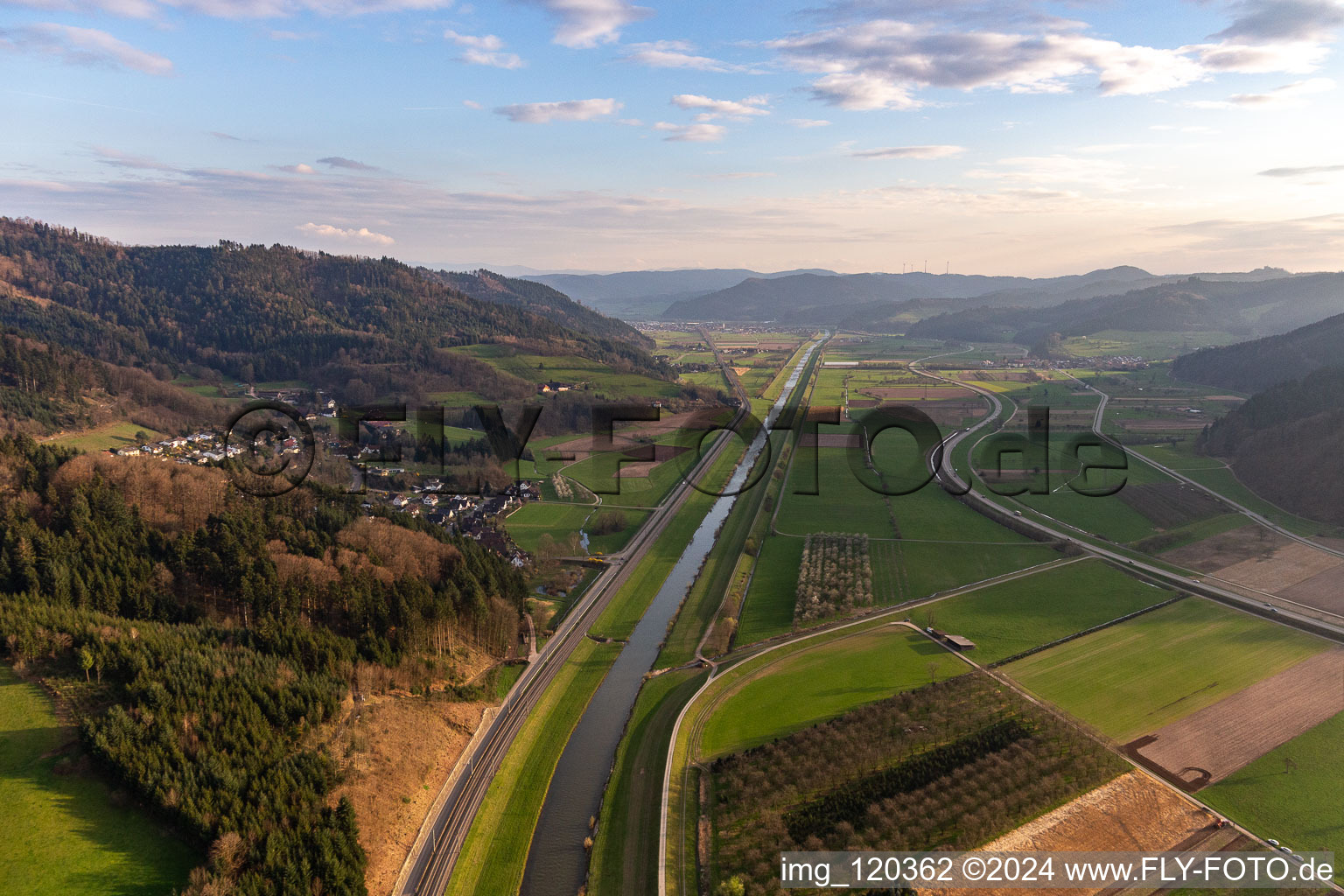 Vue aérienne de Zones riveraines de la Kinzig à Bergach à le quartier Schwaibach in Gengenbach dans le département Bade-Wurtemberg, Allemagne