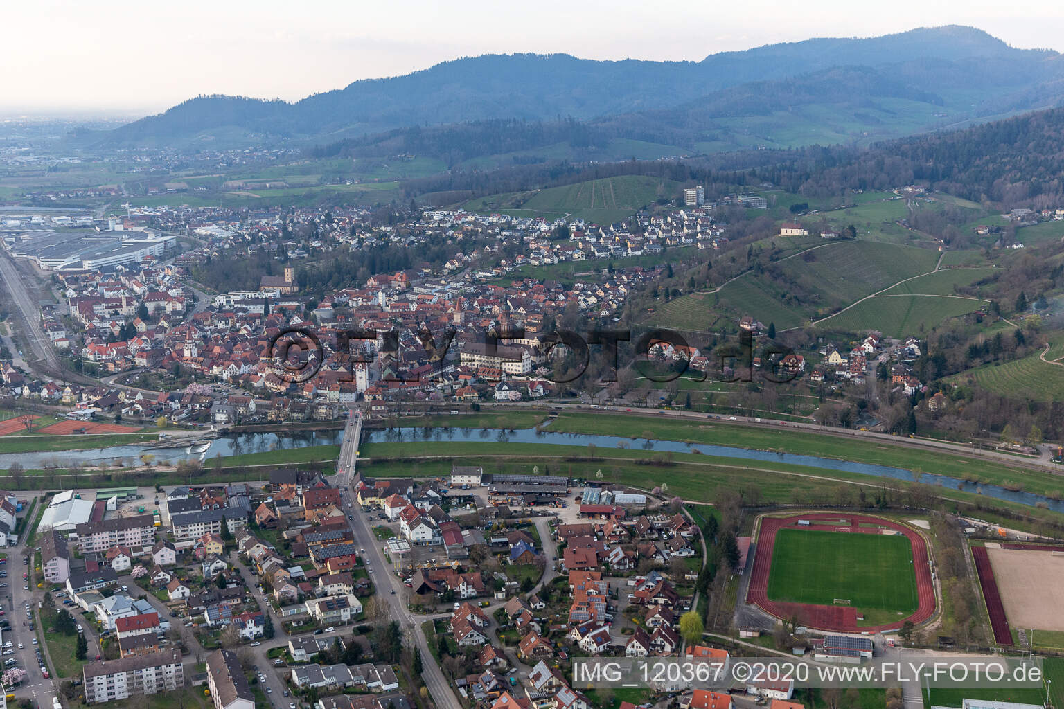 Vue aérienne de Zones riveraines de la Kinzig à Gengenbach dans le département Bade-Wurtemberg, Allemagne