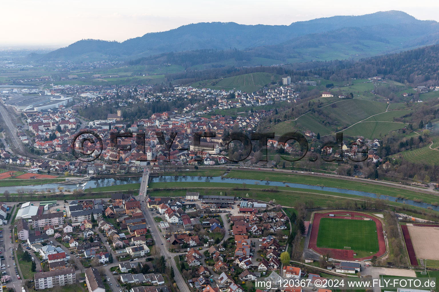 Vue aérienne de Zones riveraines de la Kinzig à le quartier Einach in Gengenbach dans le département Bade-Wurtemberg, Allemagne