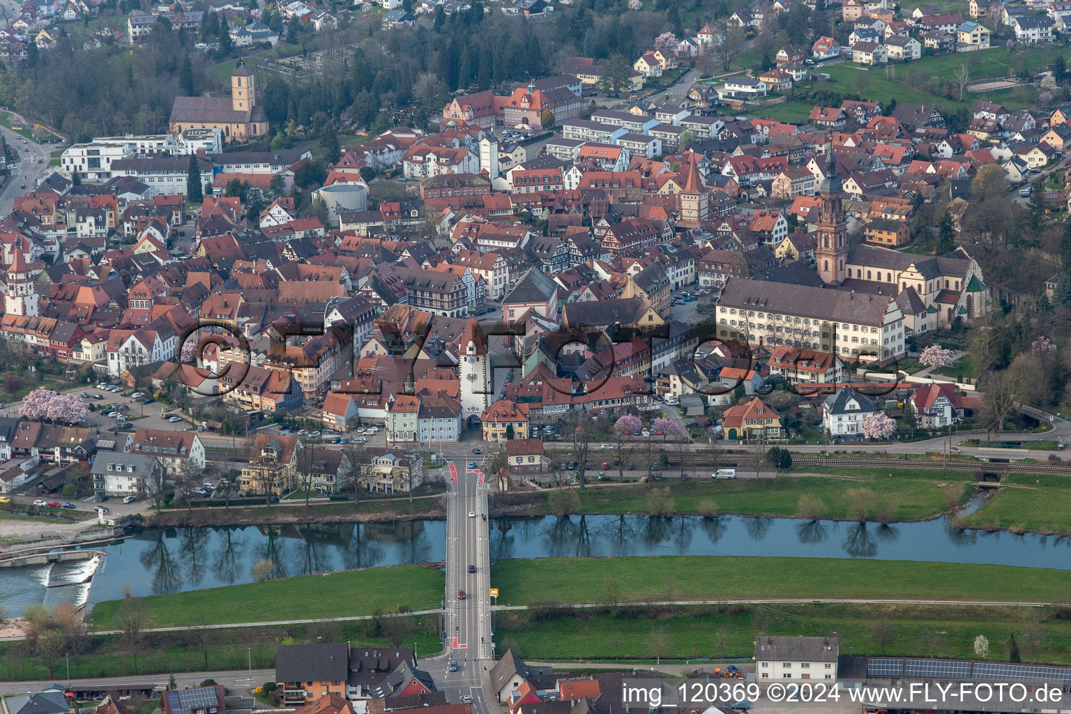 Vue aérienne de Bâtiment-tour Kinzigtorturm Vestiges de l'ancienne muraille historique de la ville à le quartier Einach in Gengenbach dans le département Bade-Wurtemberg, Allemagne