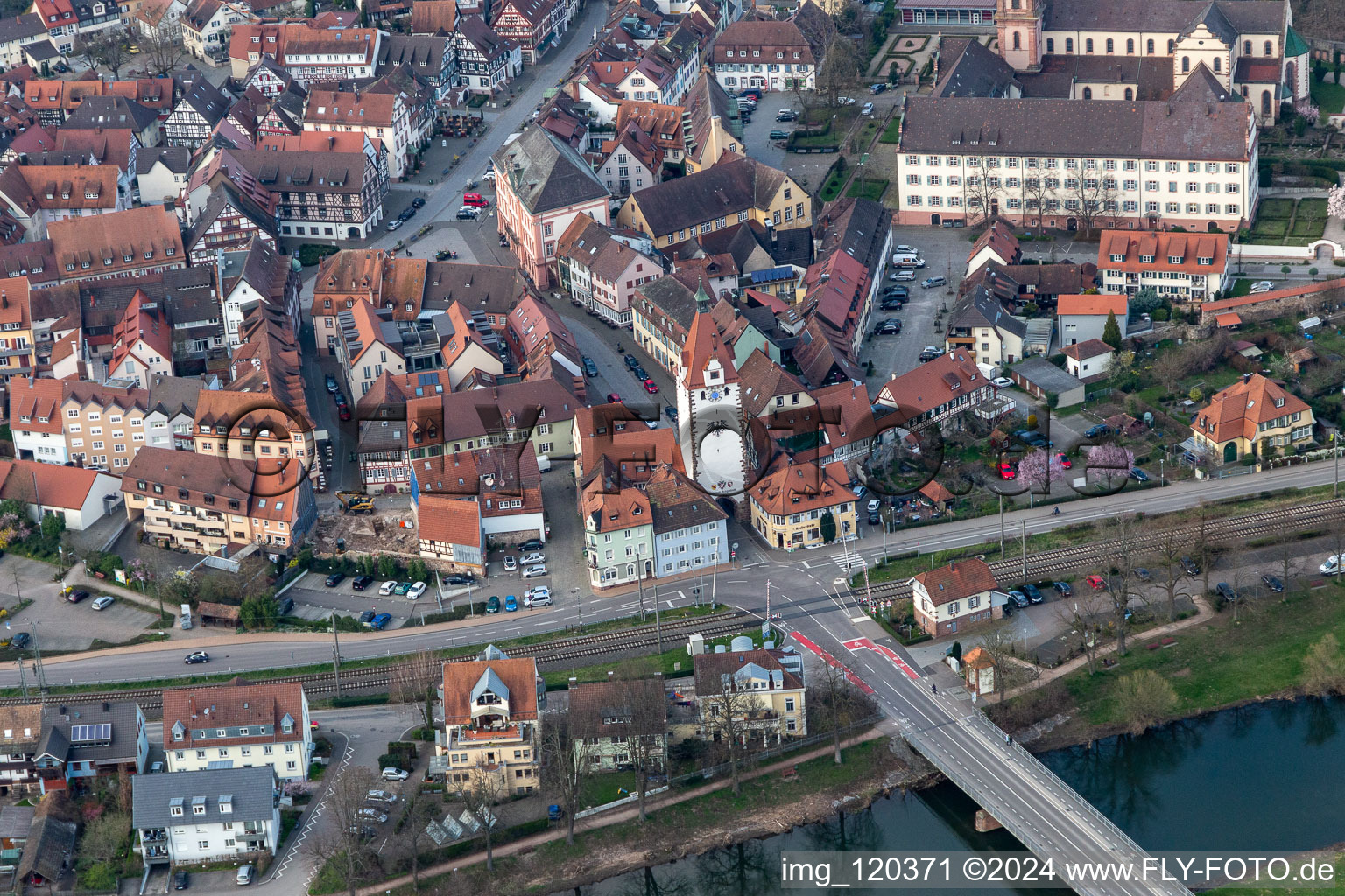 Vue aérienne de Bâtiment-tour Kinzigtorturm Vestiges de l'ancienne muraille historique de la ville à le quartier Einach in Gengenbach dans le département Bade-Wurtemberg, Allemagne