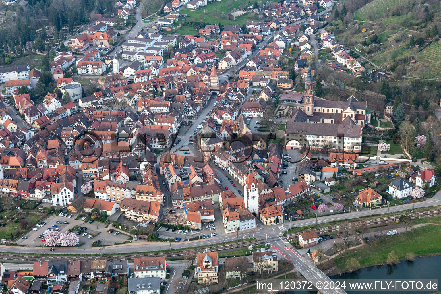 Vue aérienne de Zones riveraines de la Kinzig à le quartier Einach in Gengenbach dans le département Bade-Wurtemberg, Allemagne