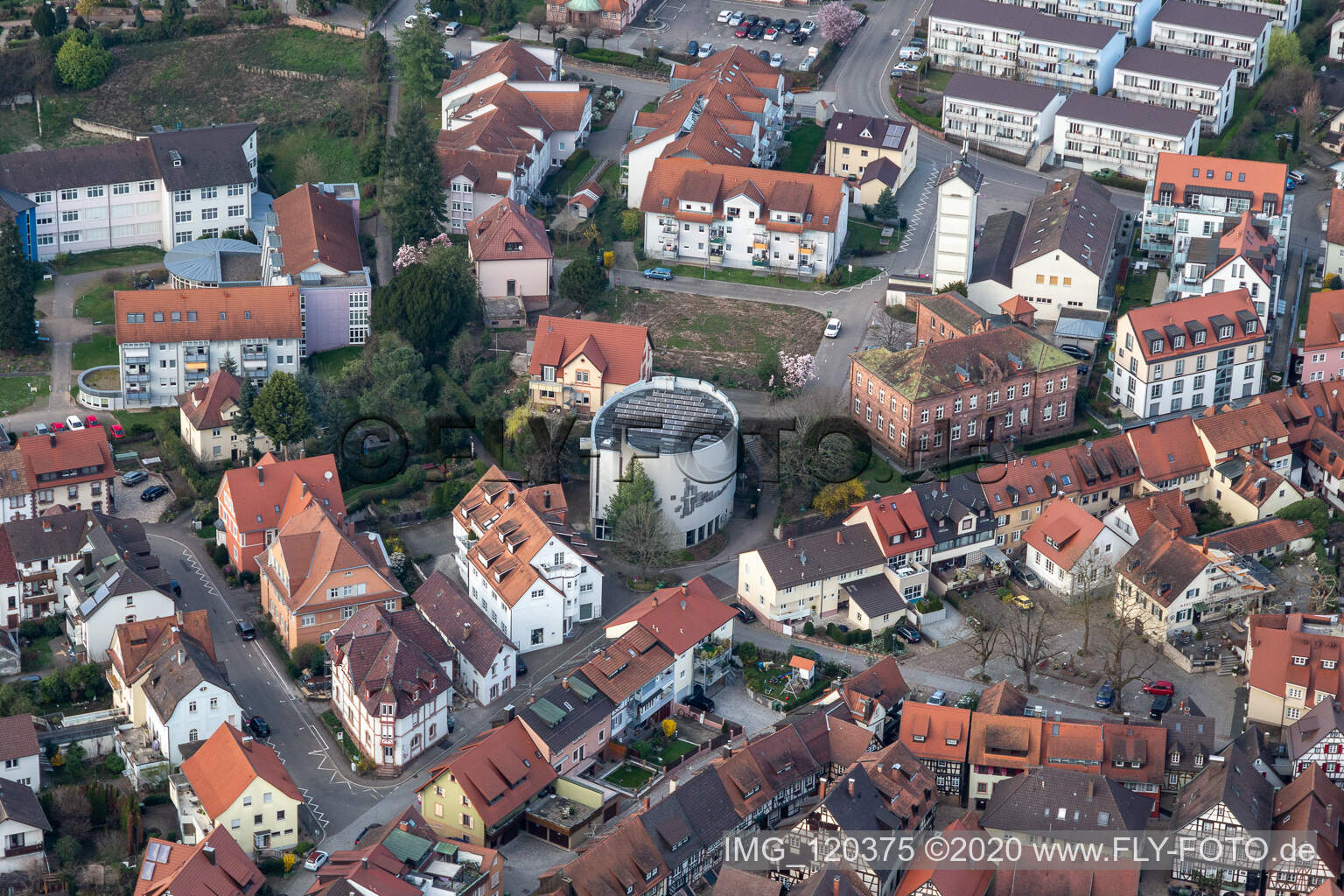 Vue aérienne de Église protestante à Gengenbach dans le département Bade-Wurtemberg, Allemagne