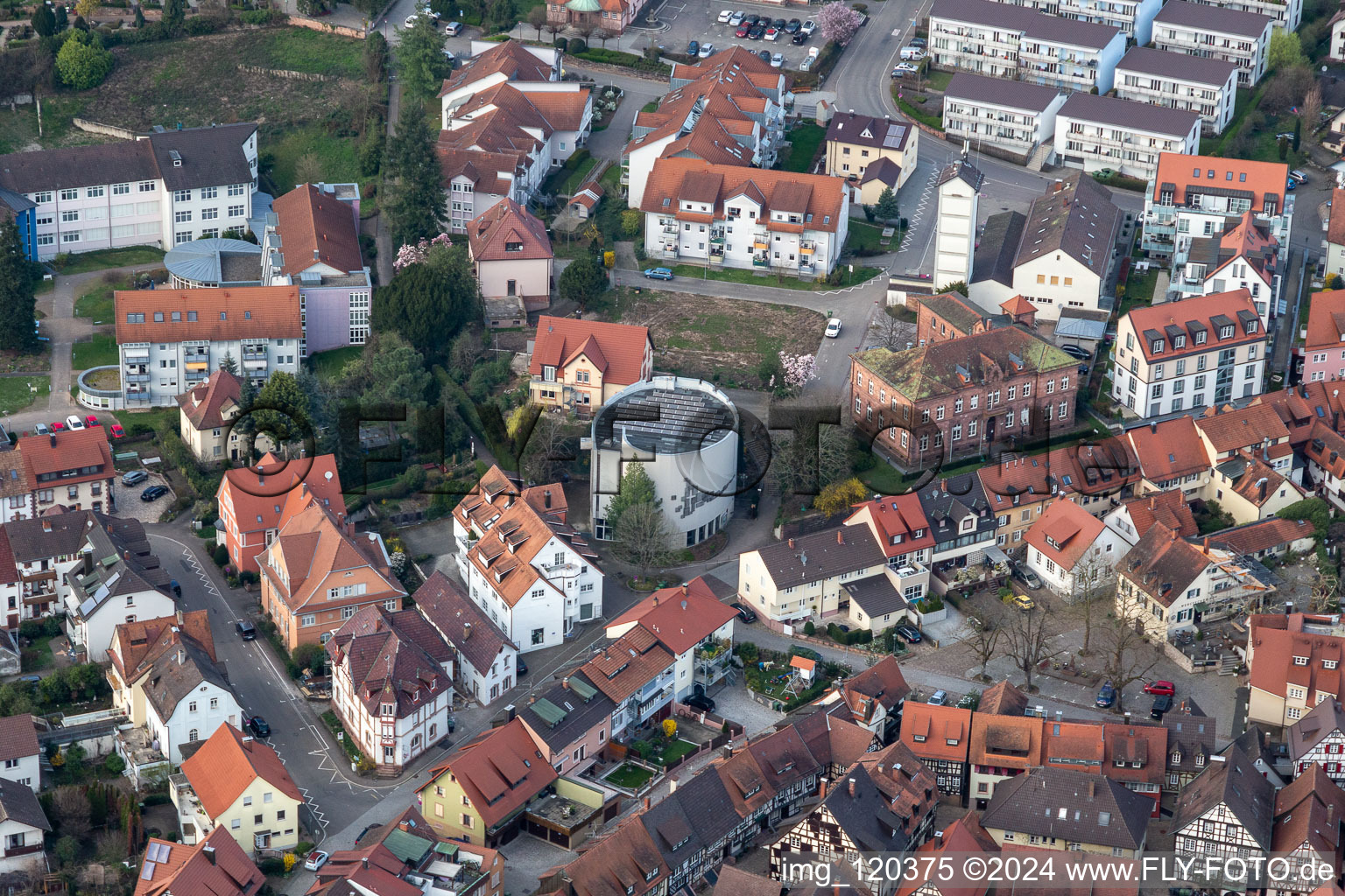 Vue aérienne de Église protestante à Gengenbach dans le département Bade-Wurtemberg, Allemagne