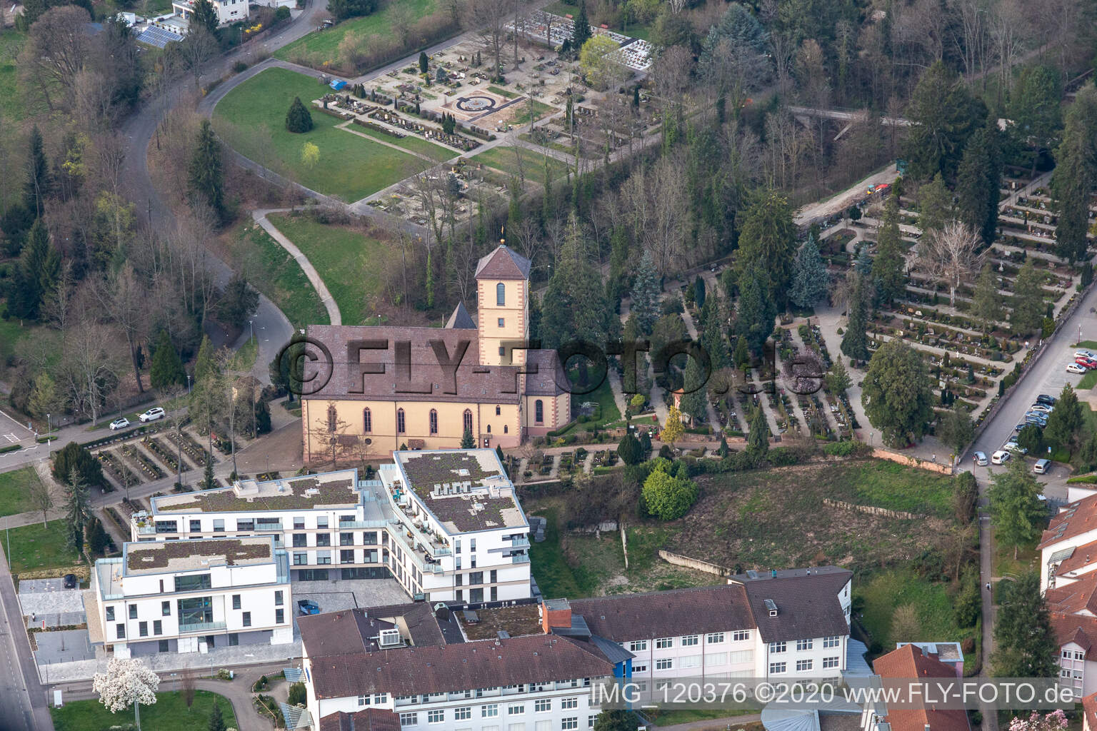 Vue aérienne de Église catholique Saint-Martin à Gengenbach dans le département Bade-Wurtemberg, Allemagne