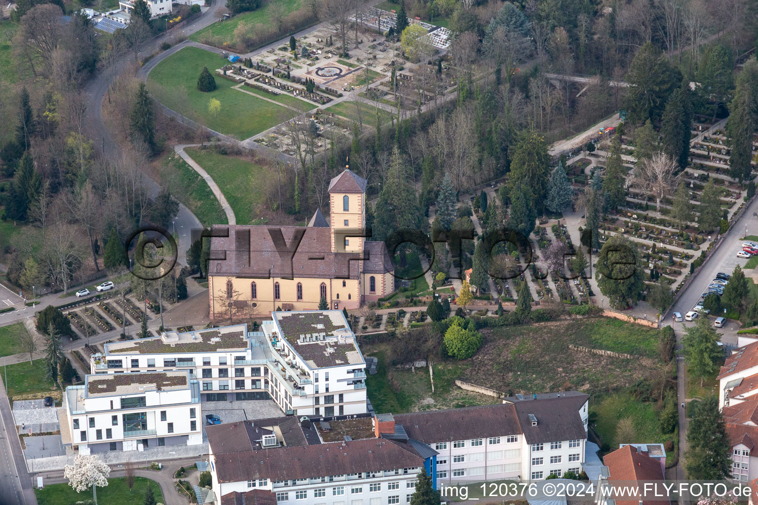 Vue aérienne de Église catholique Saint-Martin à Gengenbach dans le département Bade-Wurtemberg, Allemagne