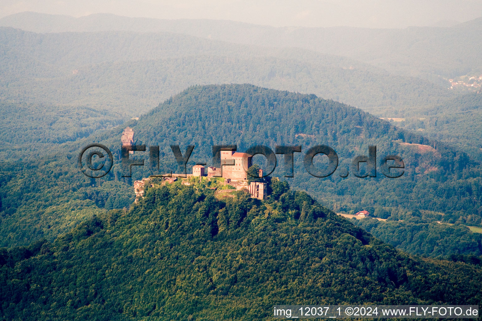 Vue aérienne de Bagatelles de l'ouest à le quartier Bindersbach in Annweiler am Trifels dans le département Rhénanie-Palatinat, Allemagne