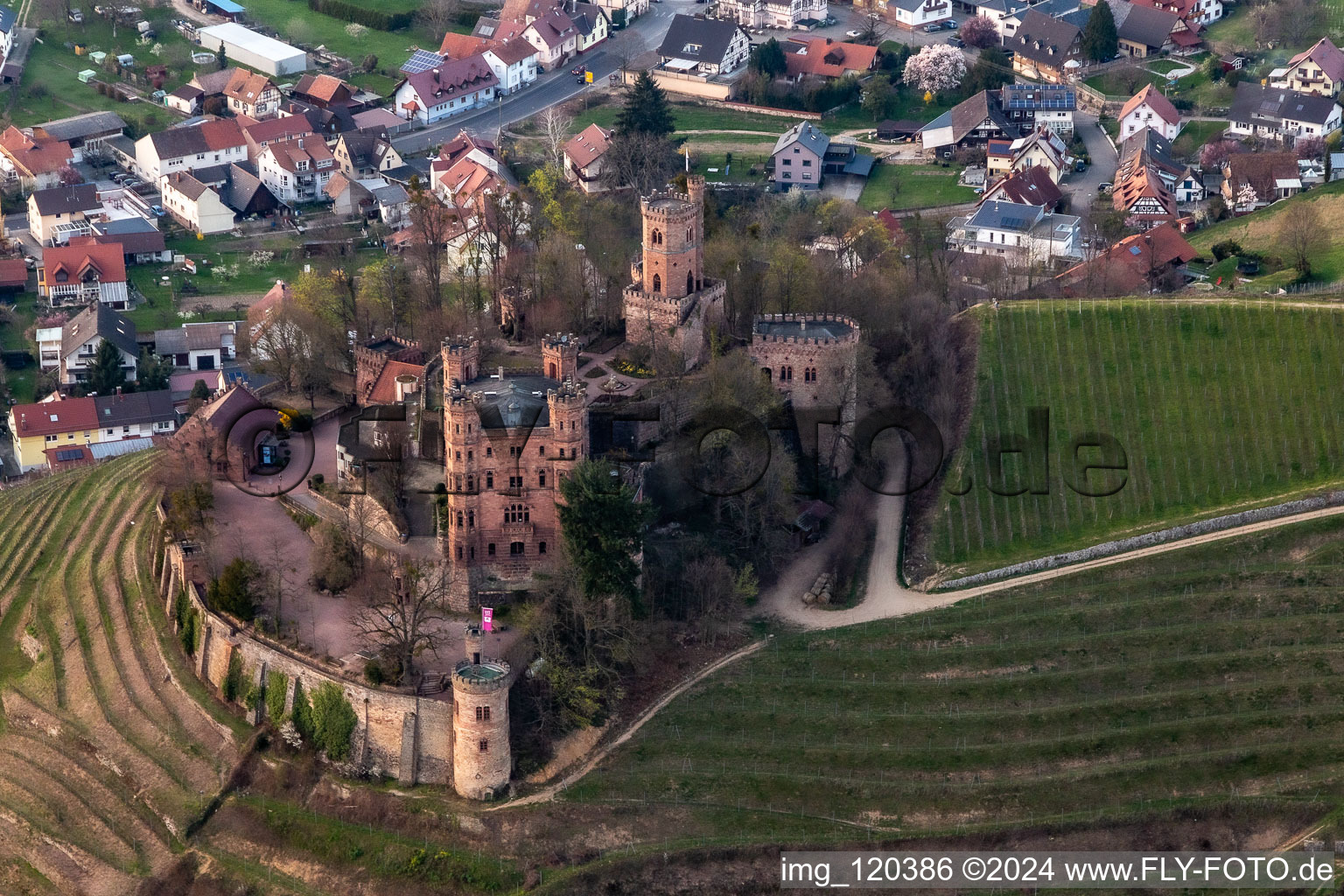 Vue oblique de Château de l'Auberge de Jeunesse Ortenberg à le quartier Bühlweg in Ortenberg dans le département Bade-Wurtemberg, Allemagne