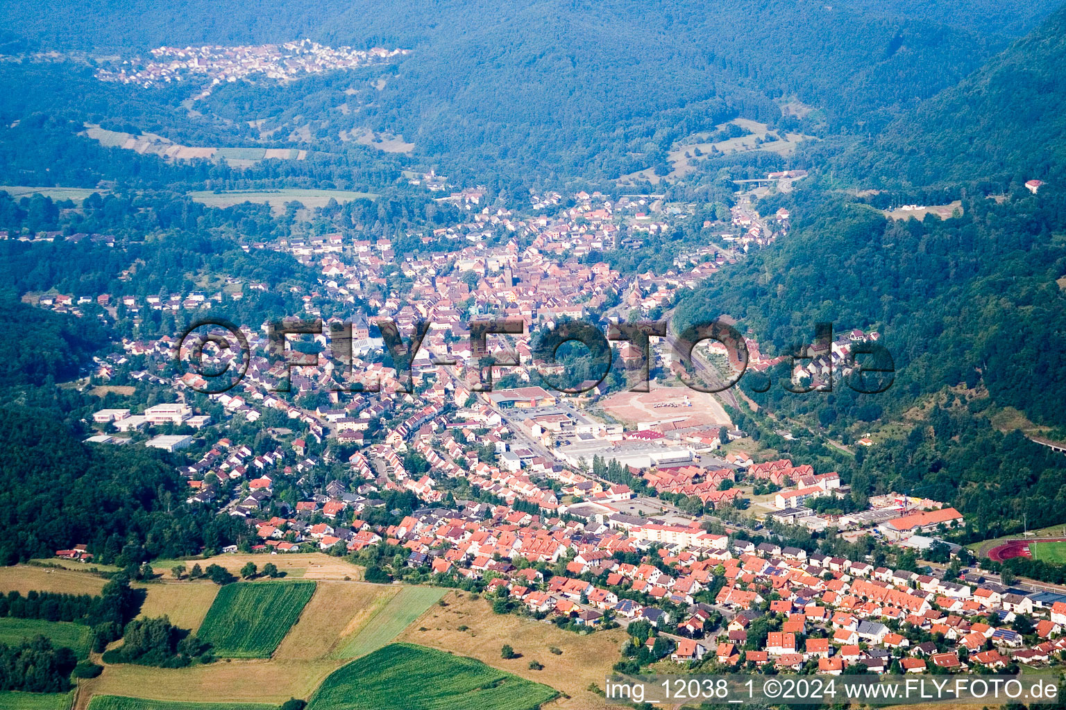 Vue d'oiseau de Annweiler am Trifels dans le département Rhénanie-Palatinat, Allemagne