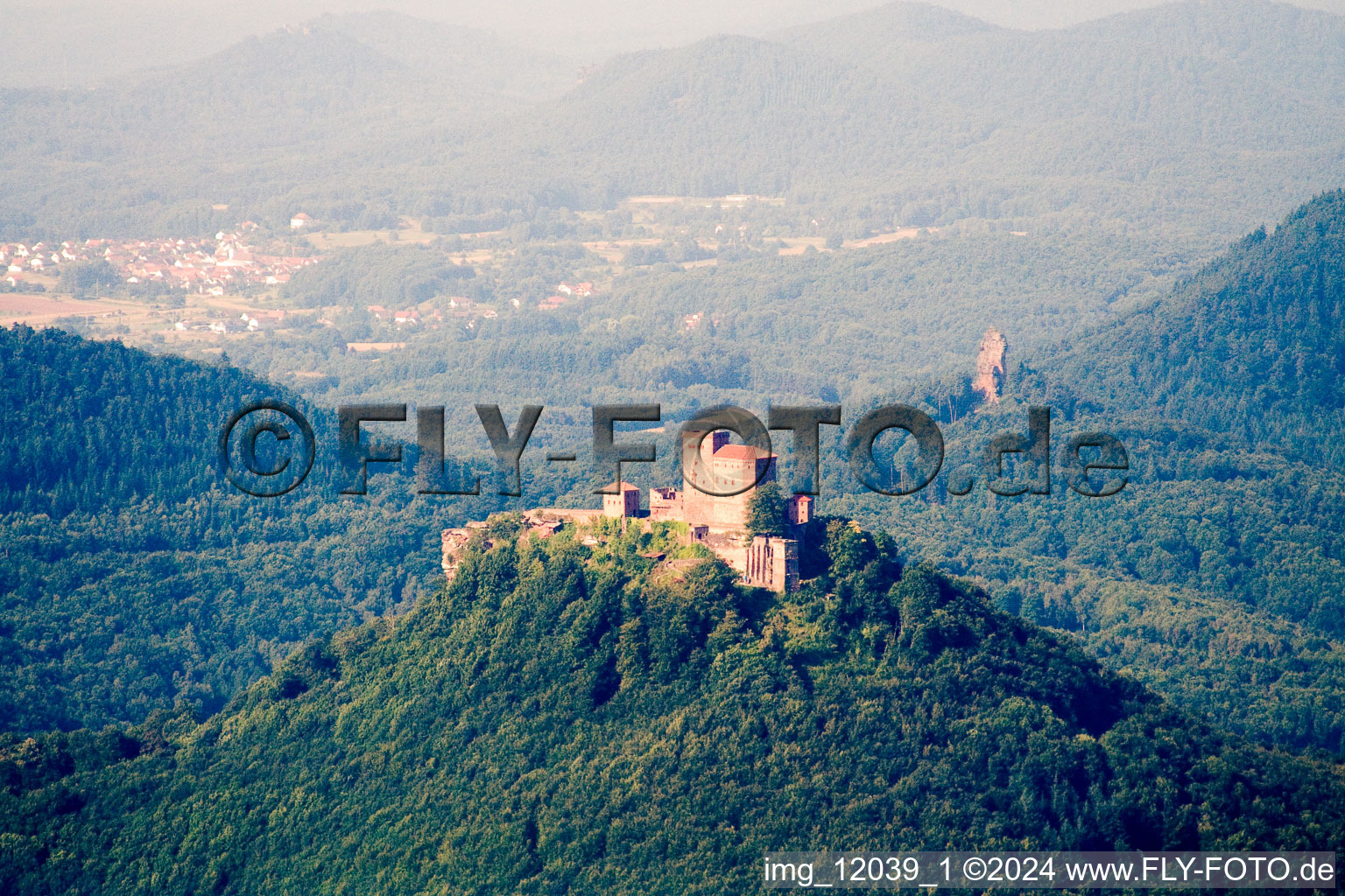 Vue aérienne de Complexe du château de Trifels à Annweiler am Trifels dans le département Rhénanie-Palatinat, Allemagne